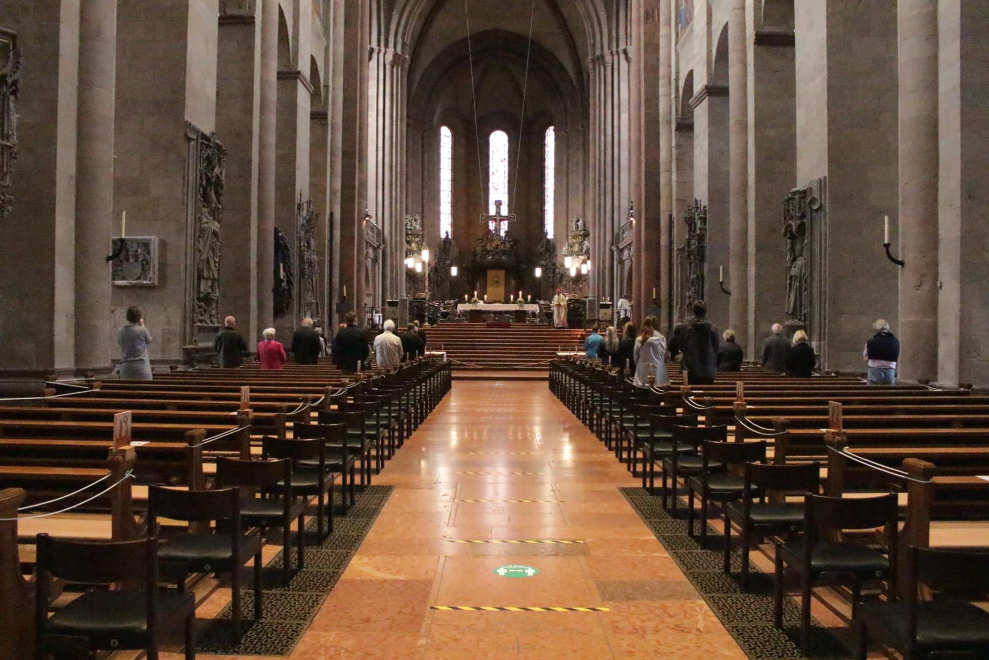 Mainz, 10. Mai 2020: Im Mainzer Dom sind erstmals seit Schließung des Gotteshauses aufgrund der Corona-Krise Mitte März wieder Gottesdienste mit einer größeren Öffentlichkeit gefeiert worden.