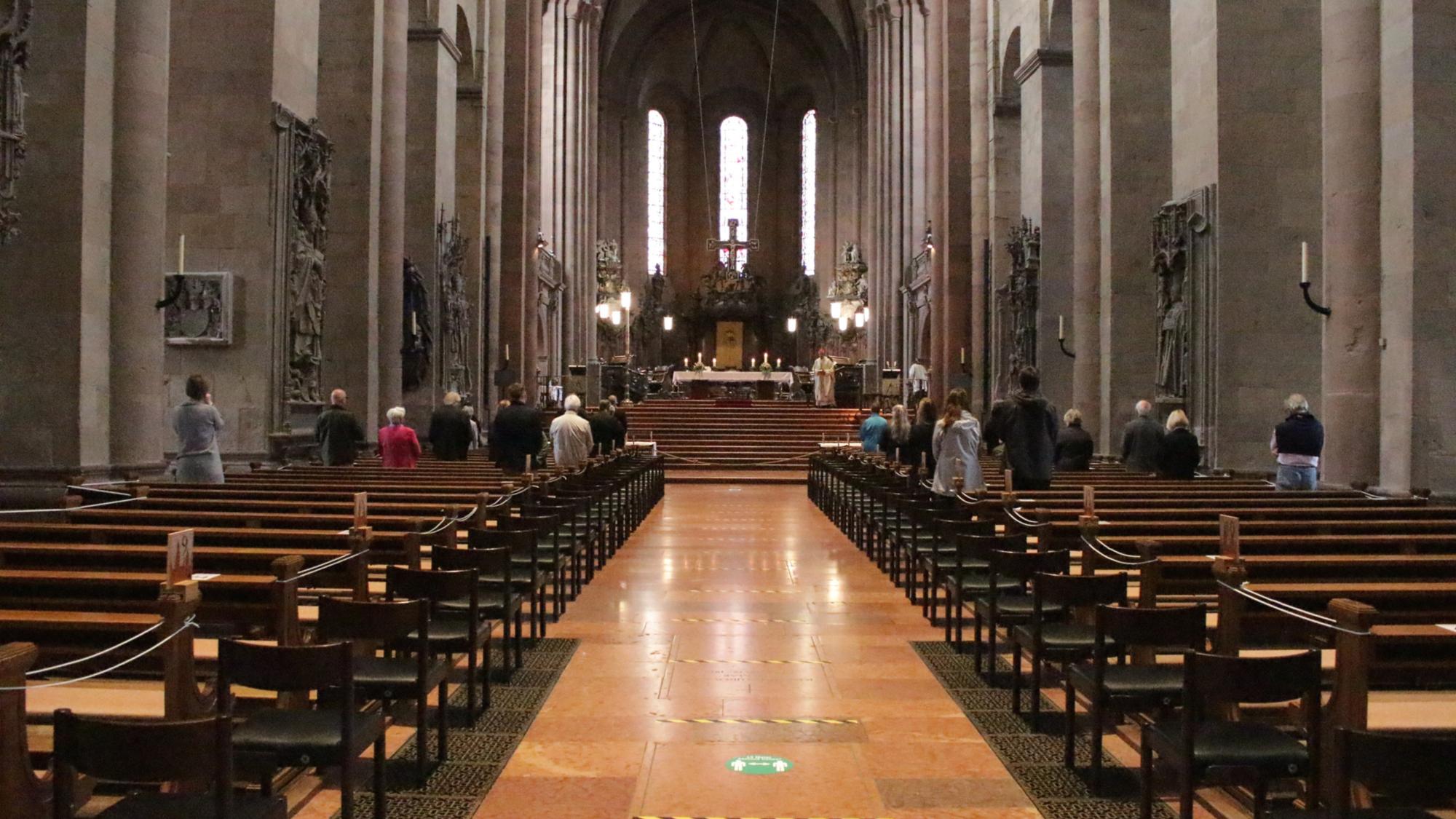 Mainz, 10. Mai 2020: Im Mainzer Dom sind erstmals seit Schließung des Gotteshauses aufgrund der Corona-Krise Mitte März wieder Gottesdienste mit einer größeren Öffentlichkeit gefeiert worden.
