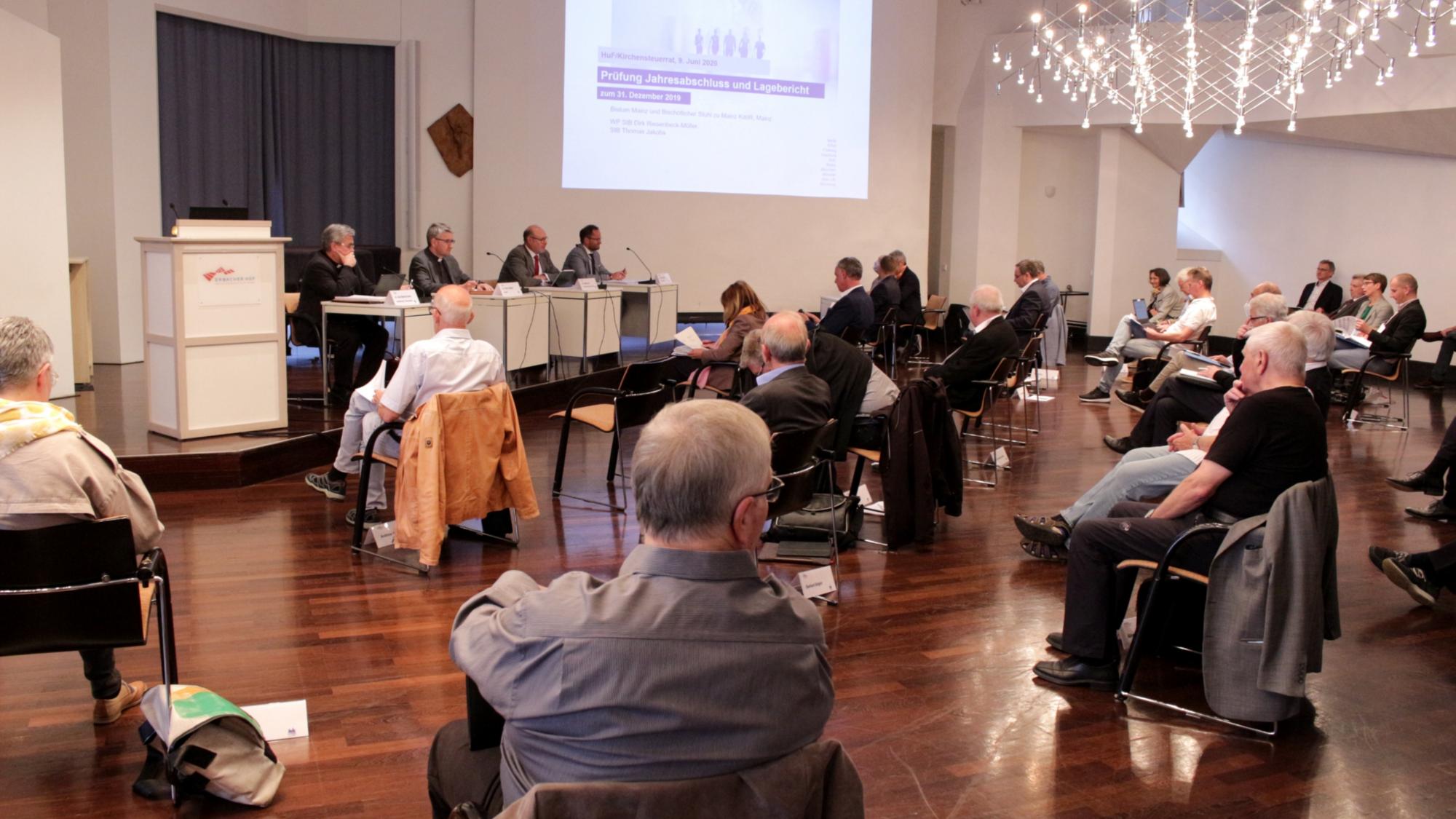 Mainz, 9. Juni 2020: Die kombinierte Sitzung des Haushalts- und Finanzausschusses und des Kirchensteuerrates fand im Ketteler-Saal des Erbacher Hofers statt.