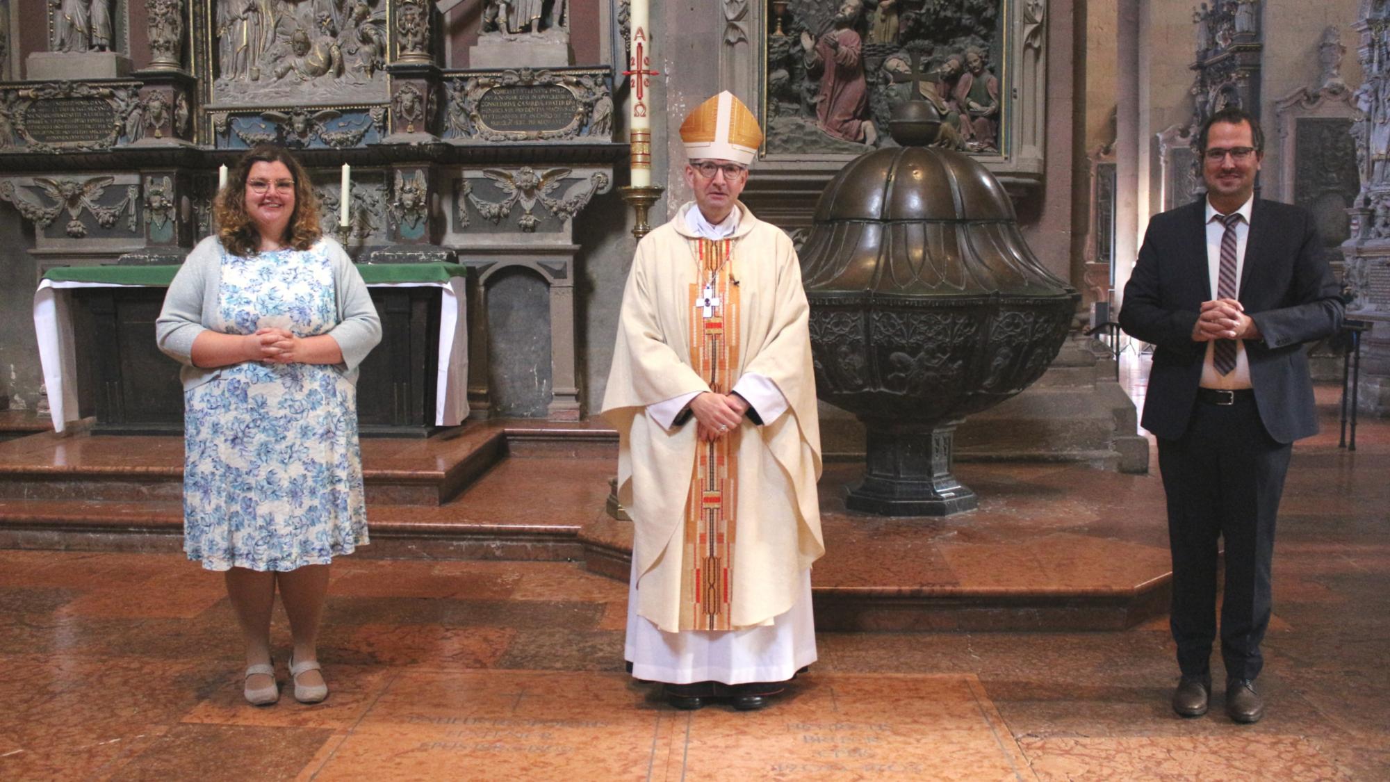 Mainz, 31. Oktober 2020: Bischof Peter Kohlgraf mit den beiden neu gesandten Pastoralreferenten Lena Ullges und Patrick Strosche.