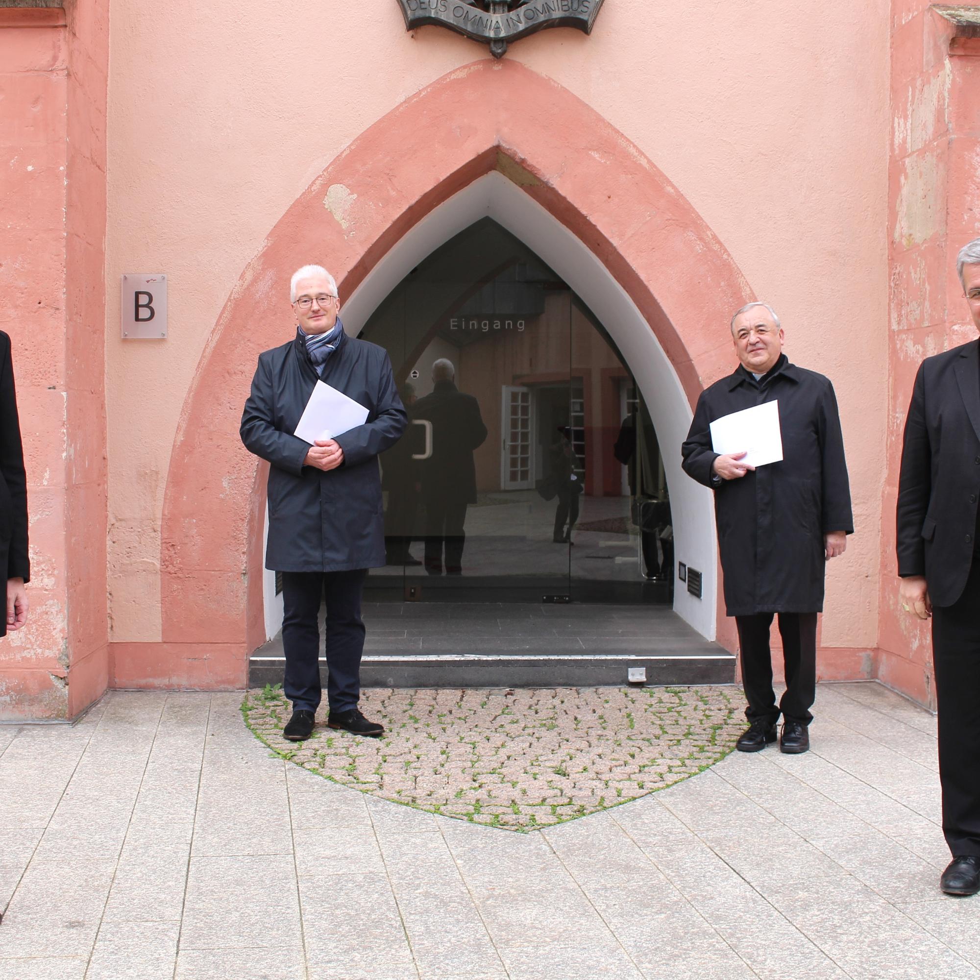 Mainz, 17. November 2020: Zwei neue Geistliche Räte ernannt (v.r.n.l.): Bischof Peter Kohlgraf, Dekan Erik Wehner, Dekan Karl Zirmer und Weihbischof Udo Markus Bentz.