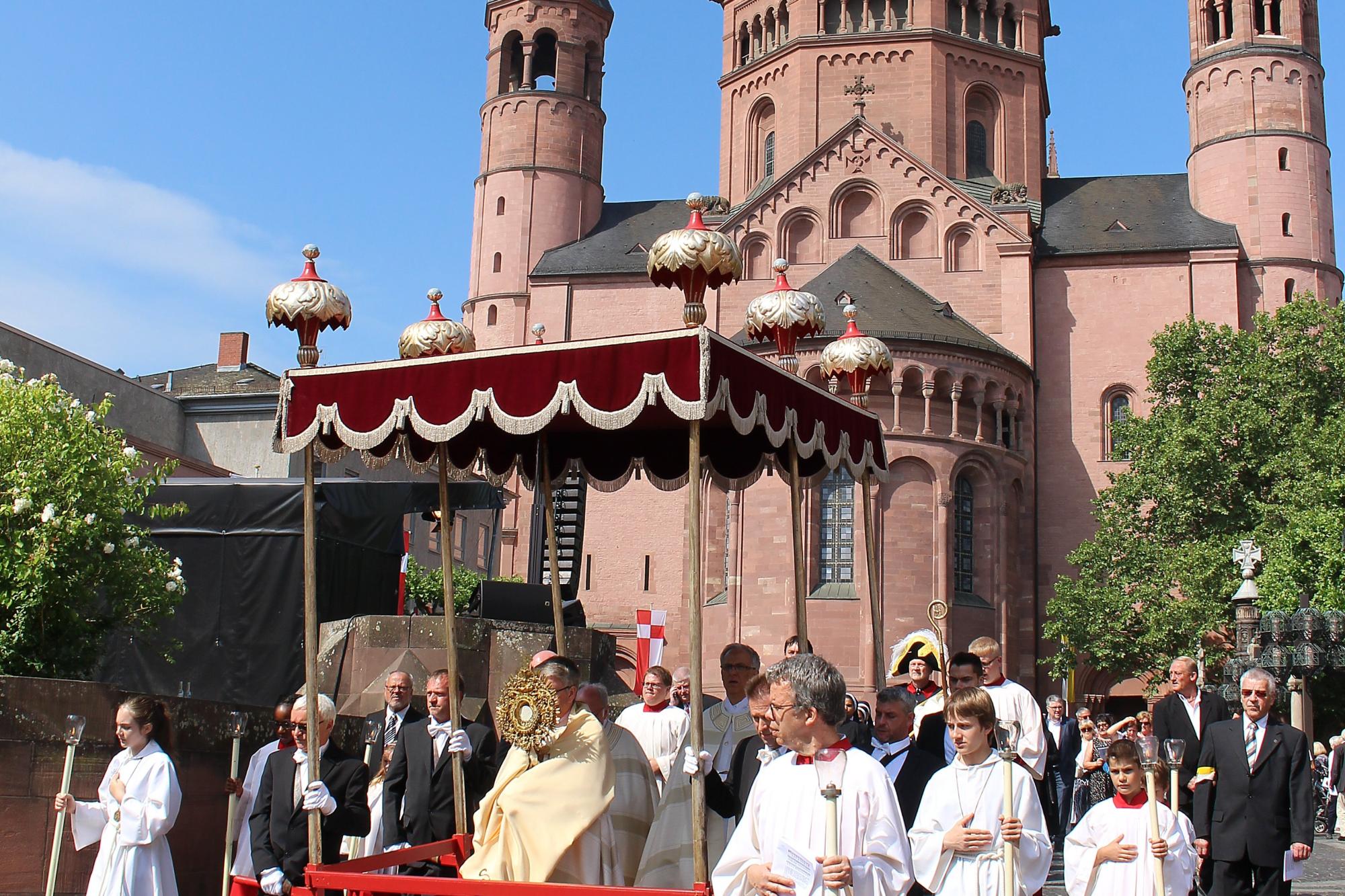 Eine große Fronleichnams-Prozession (wie auf dem Bild aus dem Jahr 2018) um den Mainzer Dom wird es in diesem  Jahr nicht geben.