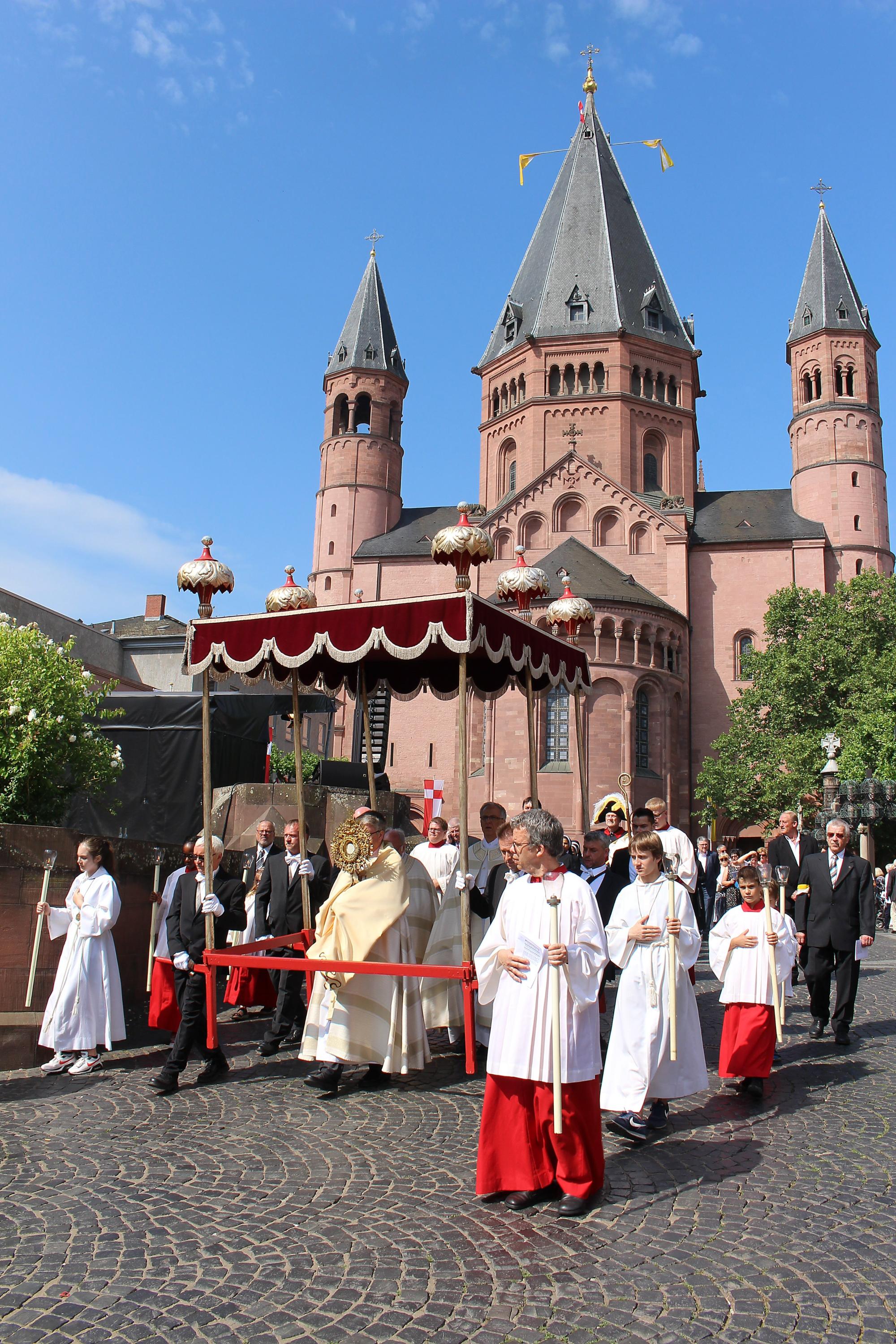 Eine große Fronleichnams-Prozession (wie auf dem Bild aus dem Jahr 2018) um den Mainzer Dom wird es in diesem  Jahr nicht geben.