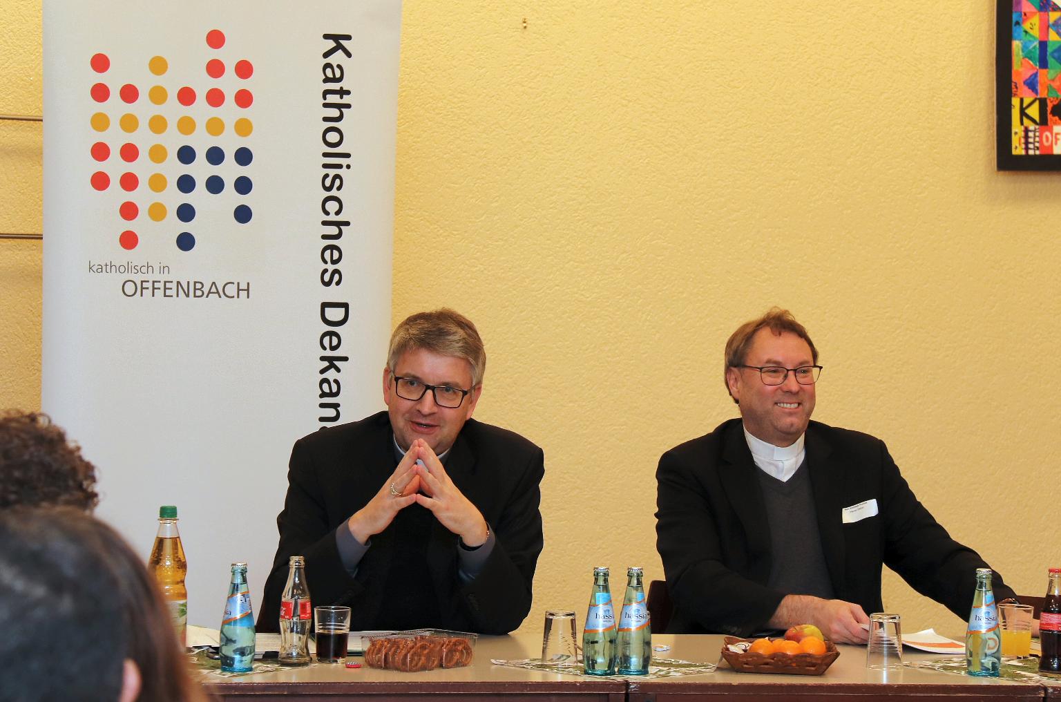 Offenbach, 7.12.2018: Bischof Peter Kohlgraf (l.) mit Dekan Andreas Puckel bei der Schlusskonferenz im Gemeindesaal von St. Konrad in Offenbach. (c) Bistum Mainz / Matschak