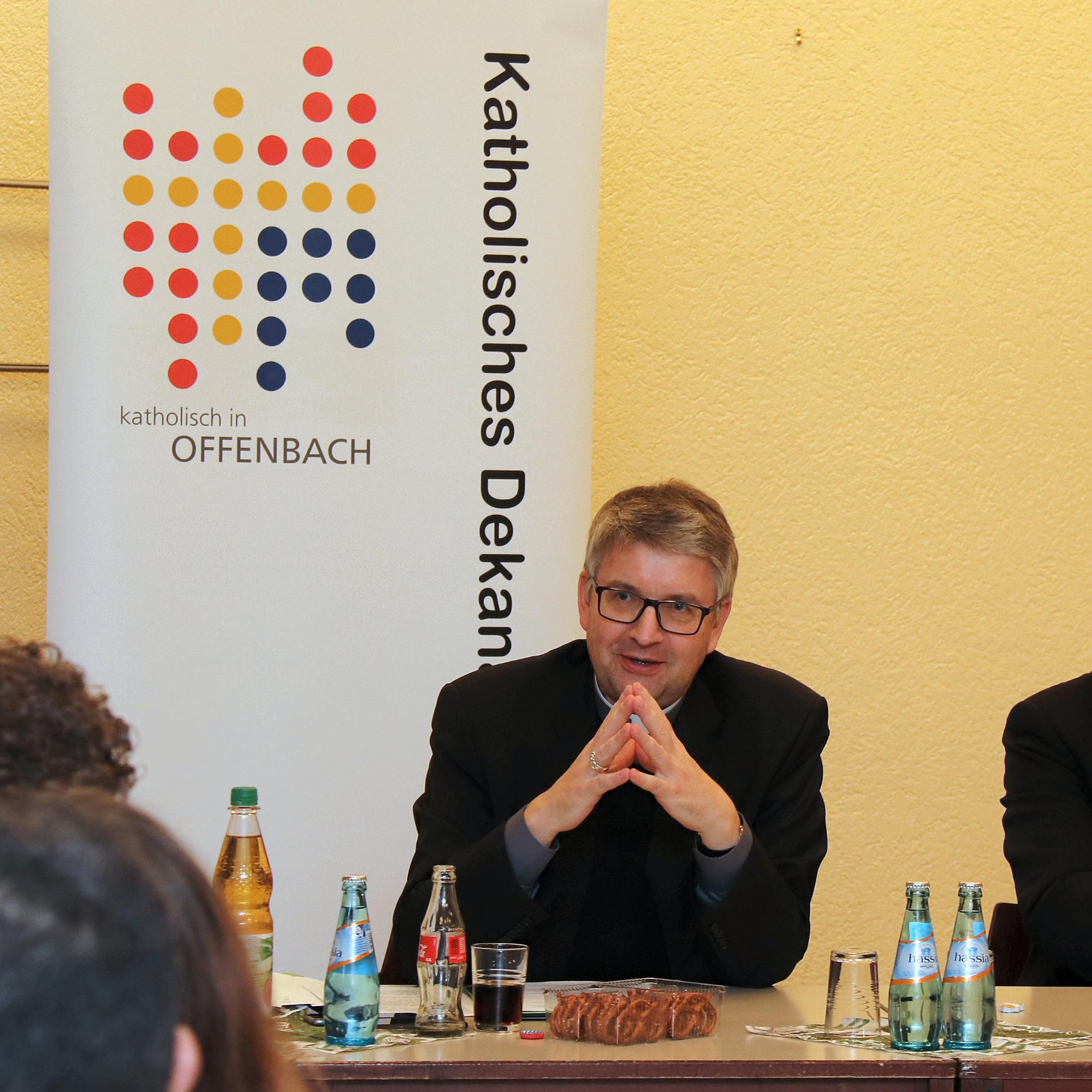 Offenbach, 7.12.2018: Bischof Peter Kohlgraf (l.) mit Dekan Andreas Puckel bei der Schlusskonferenz im Gemeindesaal von St. Konrad in Offenbach.