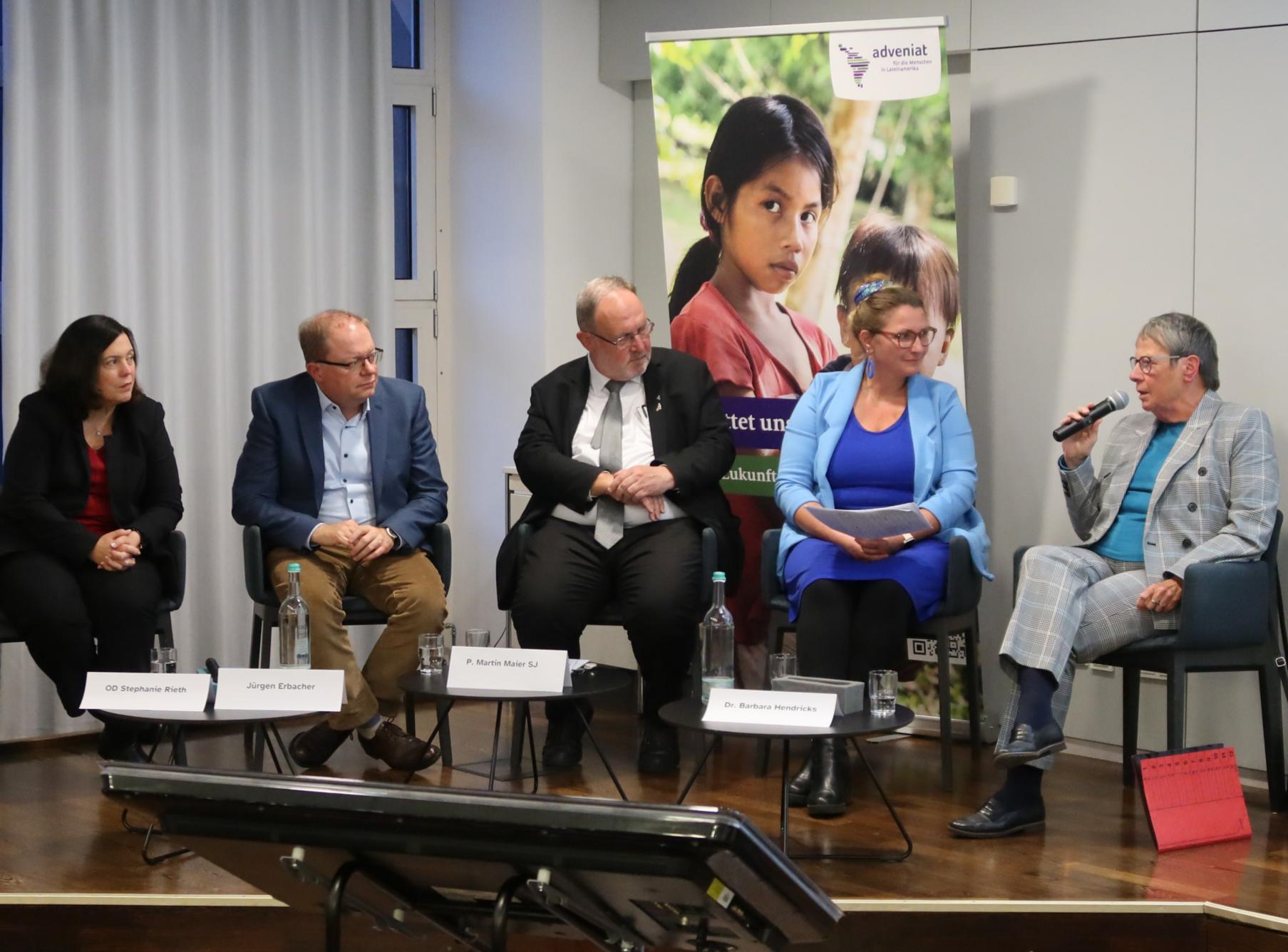 Mainz, 2. Oktober 2025: Die Bevollmächtigte des Bistums Mainz, Stephanie Rieth, der Leiter der ZDF-Redaktion Religion und Leben Jürgen Erbacher, der Hauptgeschäftsführer des Lateinamerika-Hilfswerks Adveniat Pater Martin Maier und die frühere Bundesumweltministerin Barbara Hendricks auf dem Podium zu 10 Jahre Laudato si‘ im Erbacher Hof in Mainz (v.l.n.r.).