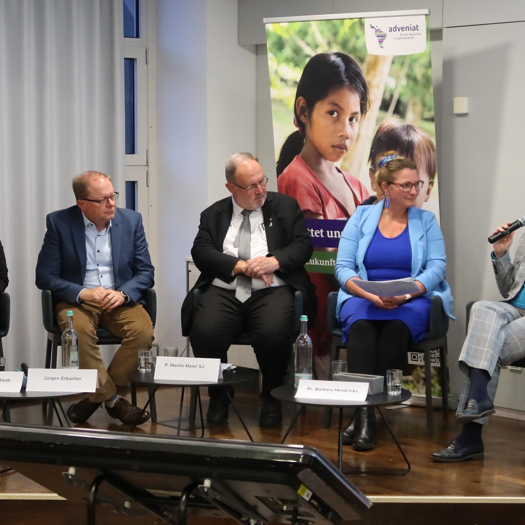 Mainz, 2. Oktober 2025: Die Bevollmächtigte des Bistums Mainz, Stephanie Rieth, der Leiter der ZDF-Redaktion Religion und Leben Jürgen Erbacher, der Hauptgeschäftsführer des Lateinamerika-Hilfswerks Adveniat Pater Martin Maier und die frühere Bundesumweltministerin Barbara Hendricks auf dem Podium zu 10 Jahre Laudato si‘ im Erbacher Hof in Mainz (v.l.n.r.).