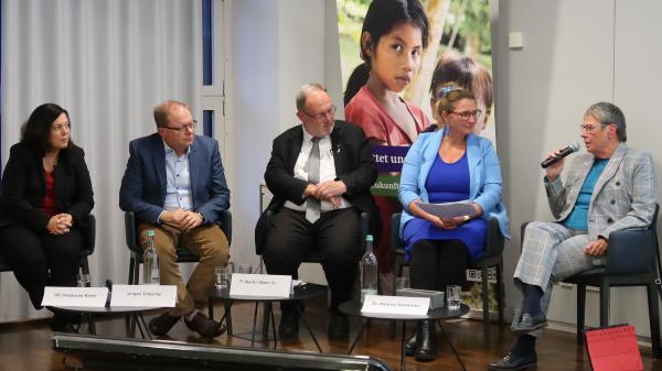 Mainz, 2. Oktober 2025: Die Bevollmächtigte des Bistums Mainz, Stephanie Rieth, der Leiter der ZDF-Redaktion Religion und Leben Jürgen Erbacher, der Hauptgeschäftsführer des Lateinamerika-Hilfswerks Adveniat Pater Martin Maier und die frühere Bundesumweltministerin Barbara Hendricks auf dem Podium zu 10 Jahre Laudato si‘ im Erbacher Hof in Mainz (v.l.n.r.).