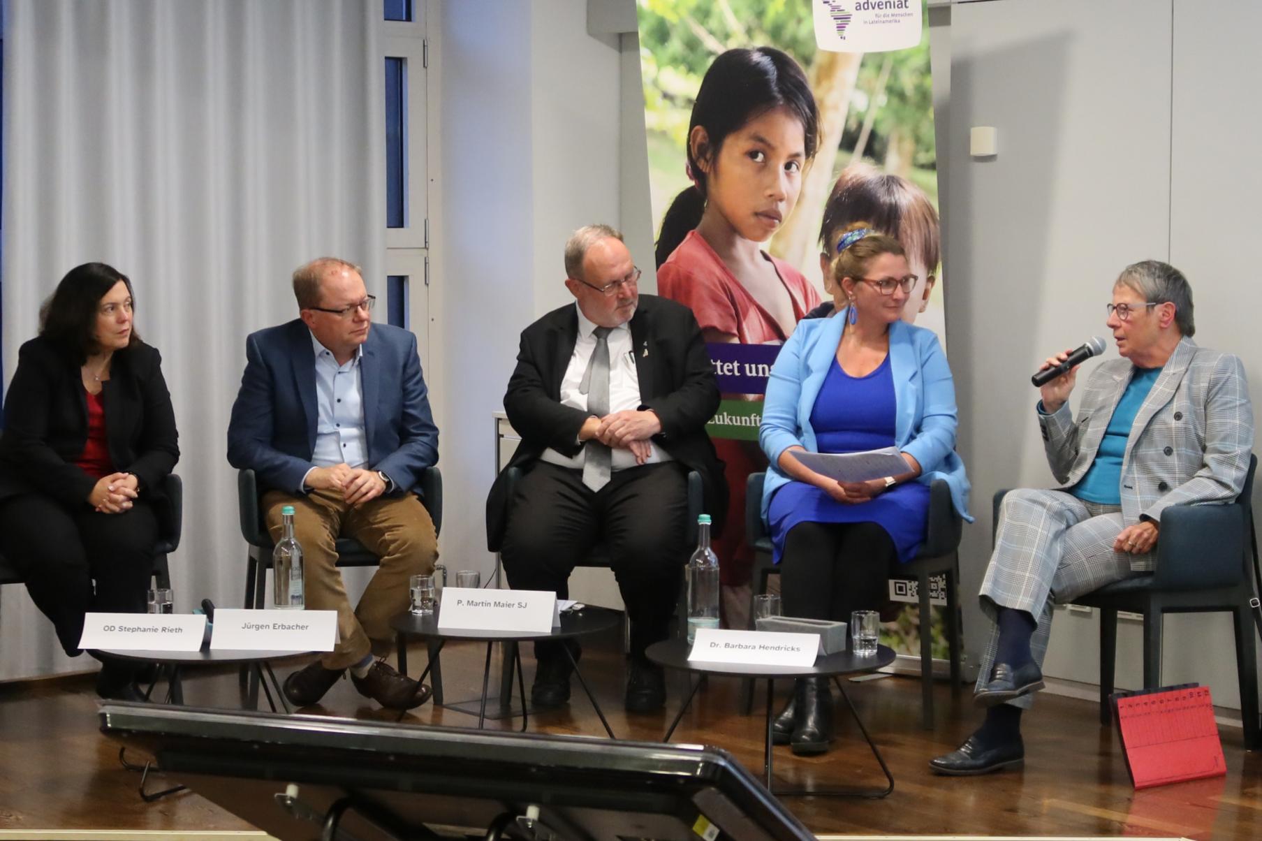 Mainz, 2. Oktober 2025: Die Bevollmächtigte des Bistums Mainz, Stephanie Rieth, der Leiter der ZDF-Redaktion Religion und Leben Jürgen Erbacher, der Hauptgeschäftsführer des Lateinamerika-Hilfswerks Adveniat Pater Martin Maier und die frühere Bundesumweltministerin Barbara Hendricks auf dem Podium zu 10 Jahre Laudato si‘ im Erbacher Hof in Mainz (v.l.n.r.).