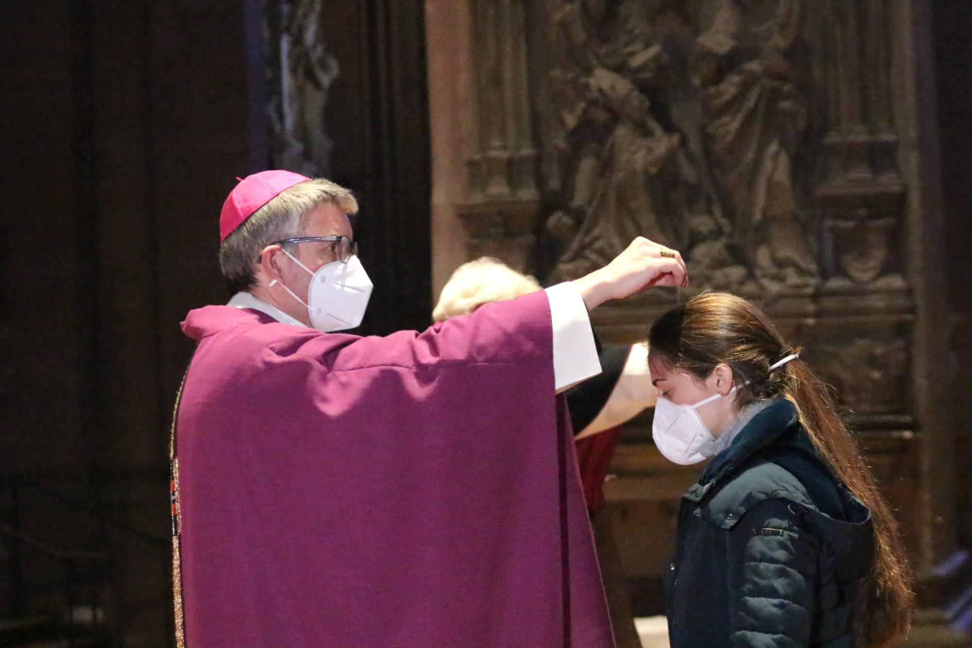 Mainz, 17. Februar 2021: Beim Gottesdienst an Aschermittwoch teilte Bischof Peter Kohlgraf die Asche ohne Berührung aus, durch Bestreuen des Kopfes mit Asche.