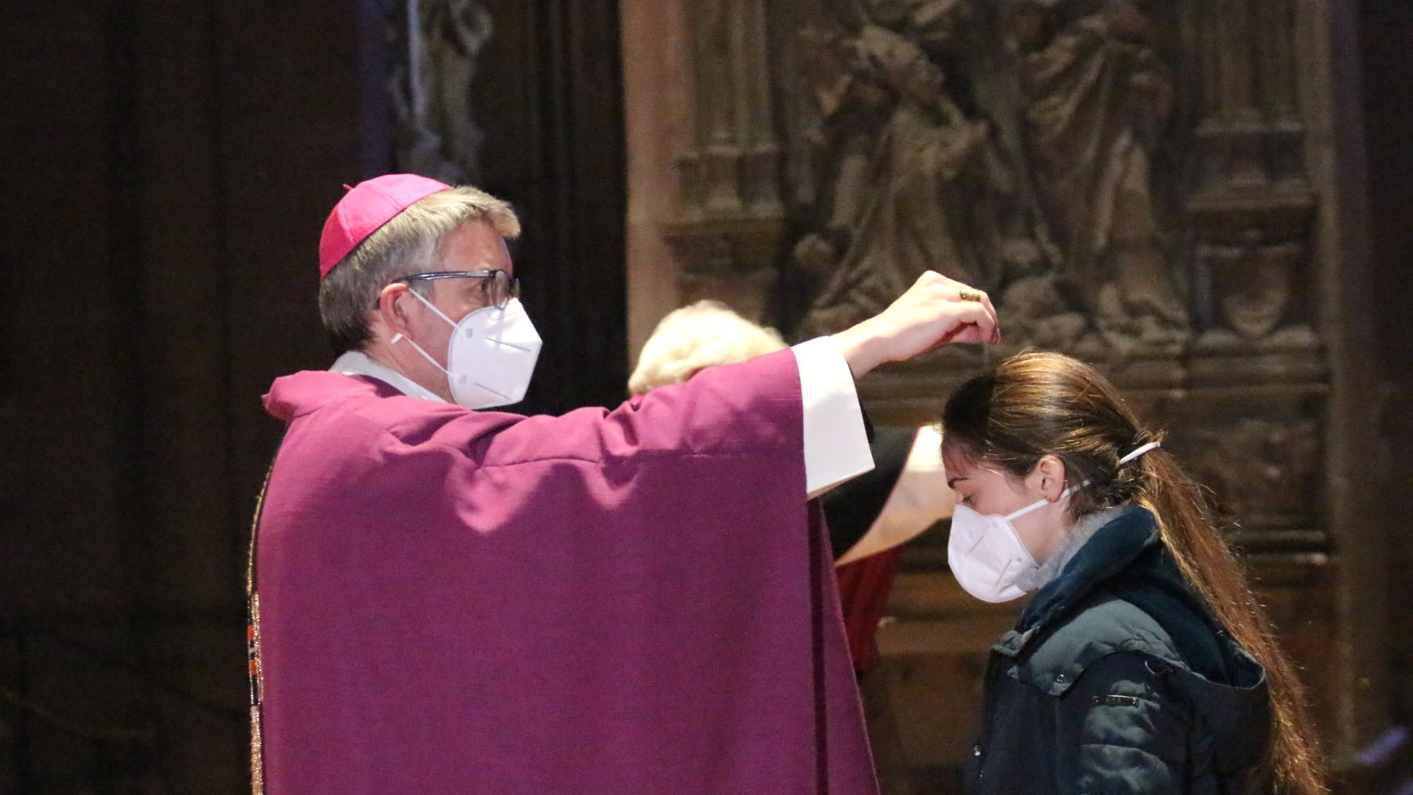 Mainz, 17. Februar 2021: Beim Gottesdienst an Aschermittwoch teilte Bischof Peter Kohlgraf die Asche ohne Berührung aus, durch Bestreuen des Kopfes mit Asche.