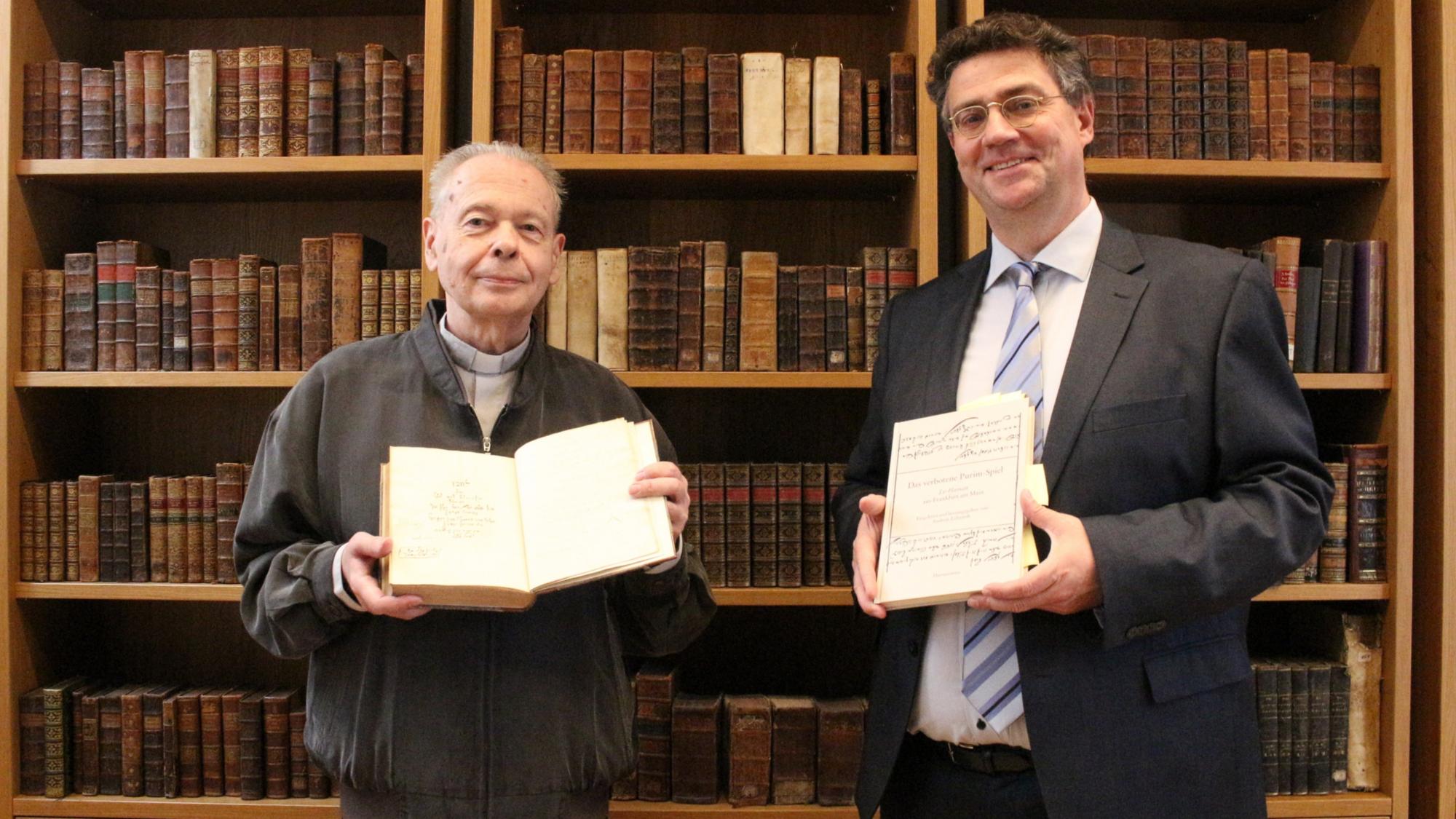 Mainz, 8. Juni 2021: Dr. Helmut Hinkel und Professor Andreas Lehnardt (rechts) bei der Vorstellung des neu erschienenen Purim-Spiels, dessen Orginal-Handschrift in der Martinus-Bibliothek aufbewahrt wird.