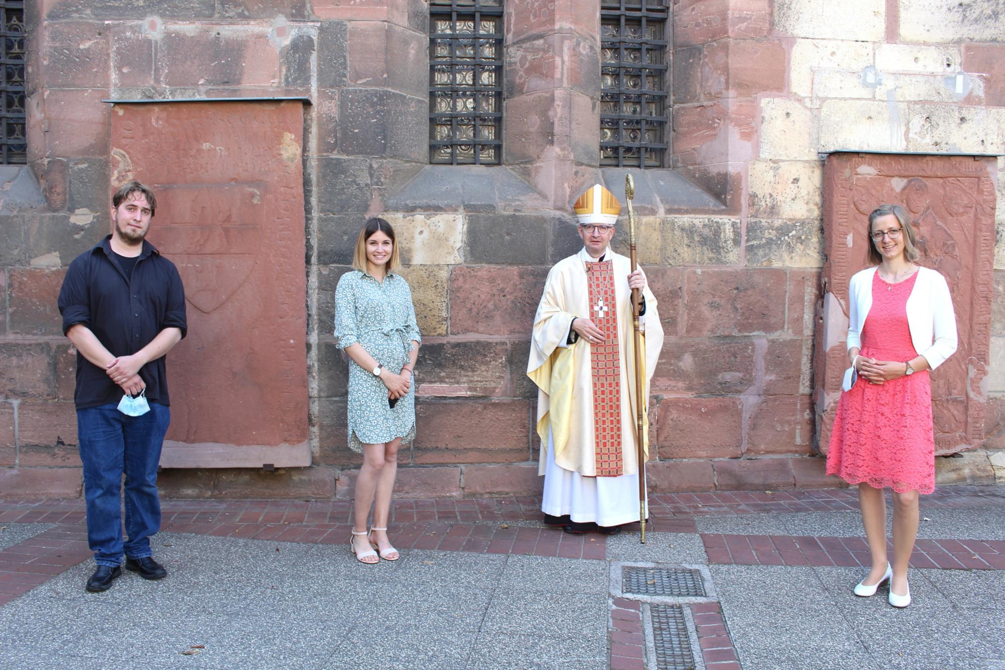 Mainz, 19. Juni 2021: Die neuen Gemeindereferenten mit Bischof Peter Kohlgraf (v.l.n.r.): Patrick Wach, Anna Draxler und Katharina Kron. (c) Bistum Mainz / Blum