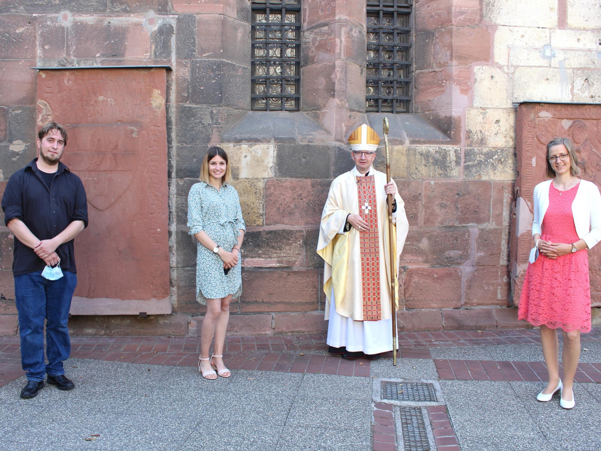 Mainz, 19. Juni 2021: Die neuen Gemeindereferenten mit Bischof Peter Kohlgraf (v.l.n.r.): Patrick Wach, Anna Draxler und Katharina Kron.