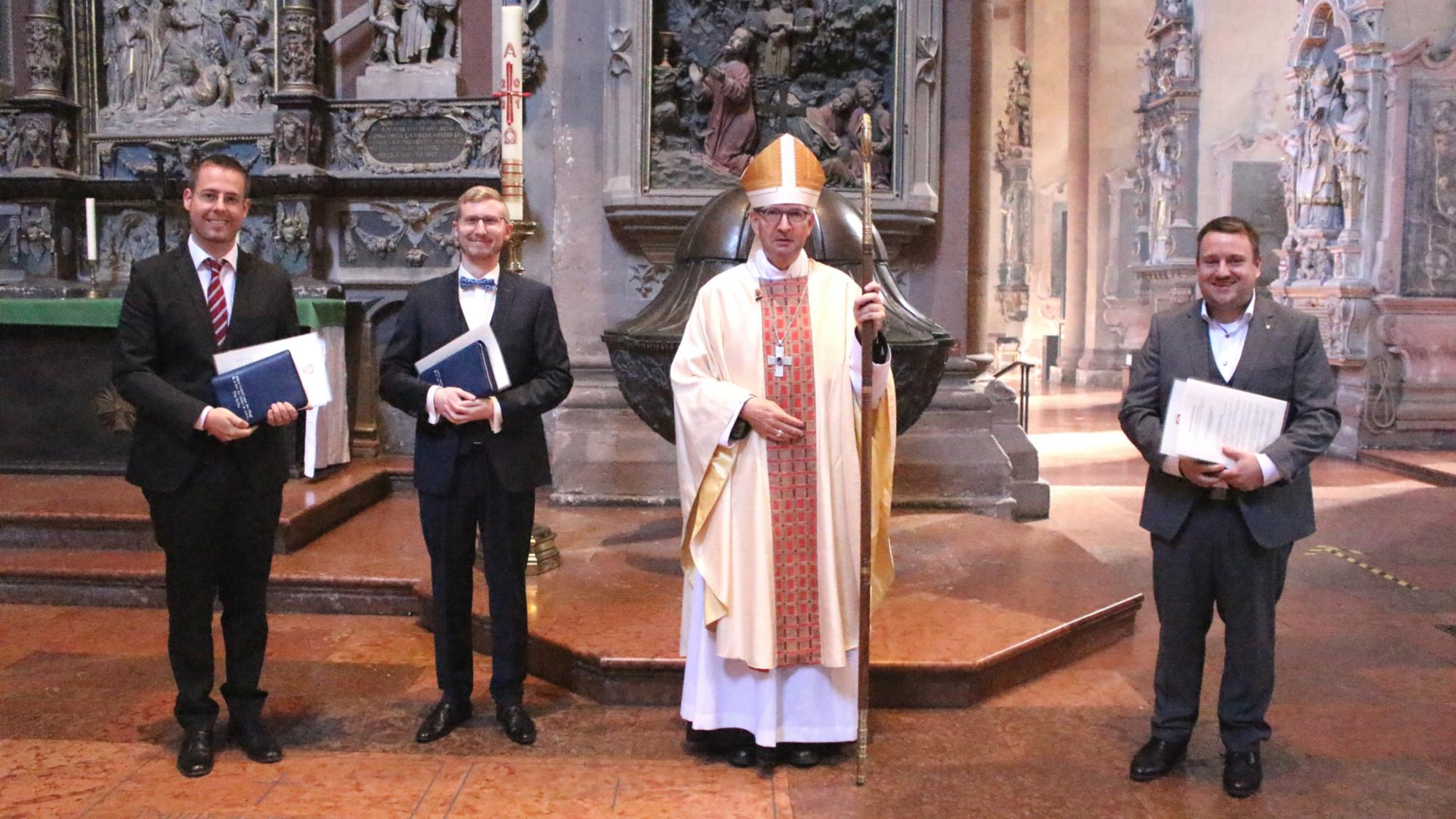 Mainz, 4. September 2021: Bischof Peter Kohlgraf mit den drei neu gesendeten Pastoralreferenten (v.l.n.r.): Dominique Humm, David Haub und Christoph Flößer.