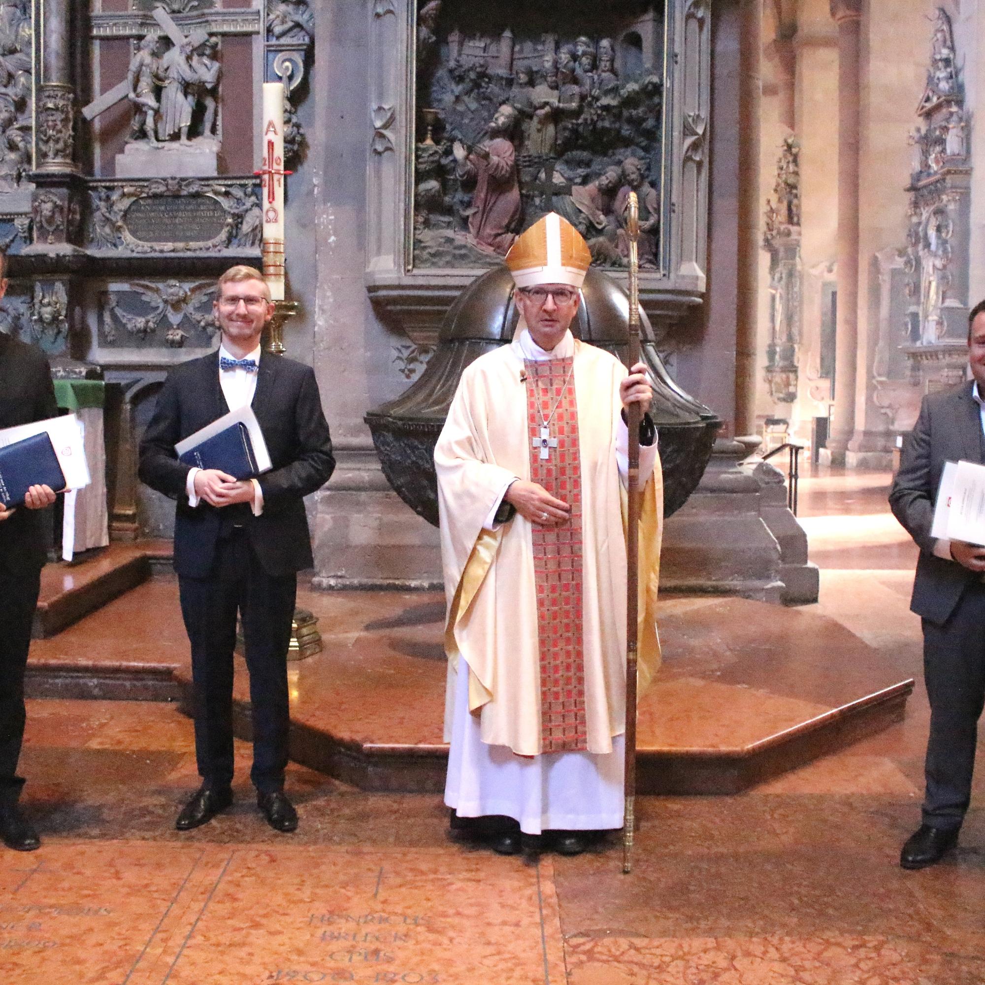 Mainz, 4. September 2021: Bischof Peter Kohlgraf mit den drei neu gesendeten Pastoralreferenten (v.l.n.r.): Dominique Humm, David Haub und Christoph Flößer.