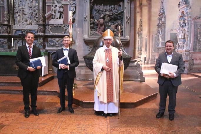 Mainz, 4. September 2021: Bischof Peter Kohlgraf mit den drei neu gesendeten Pastoralreferenten (v.l.n.r.): Dominique Humm, David Haub und Christoph Flößer.