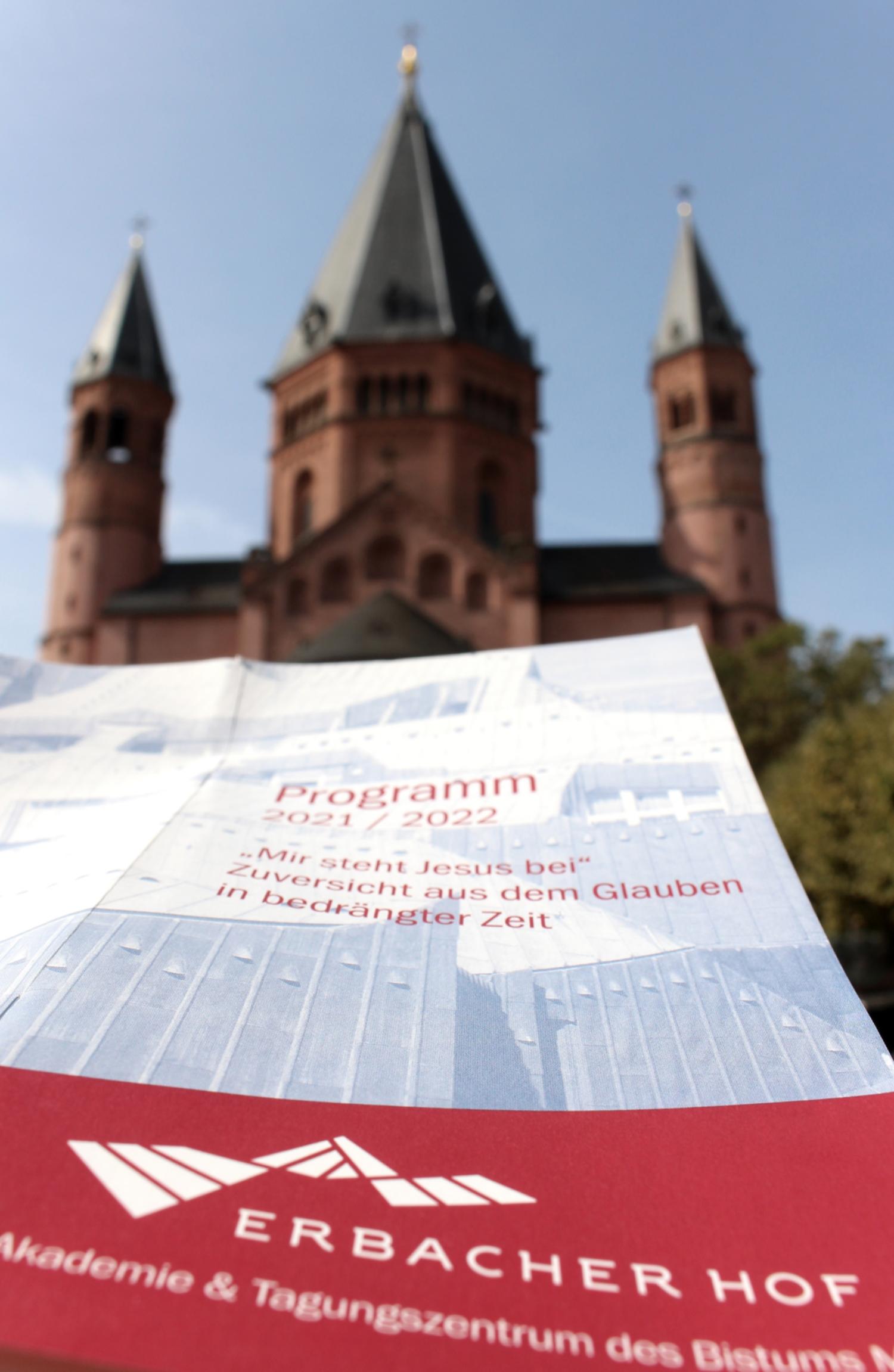 Das Jahresprogramm 2021/2022 der Bistumsakademie Erbacher Hof ist erschienen. (c) Bistum Mainz / Blum