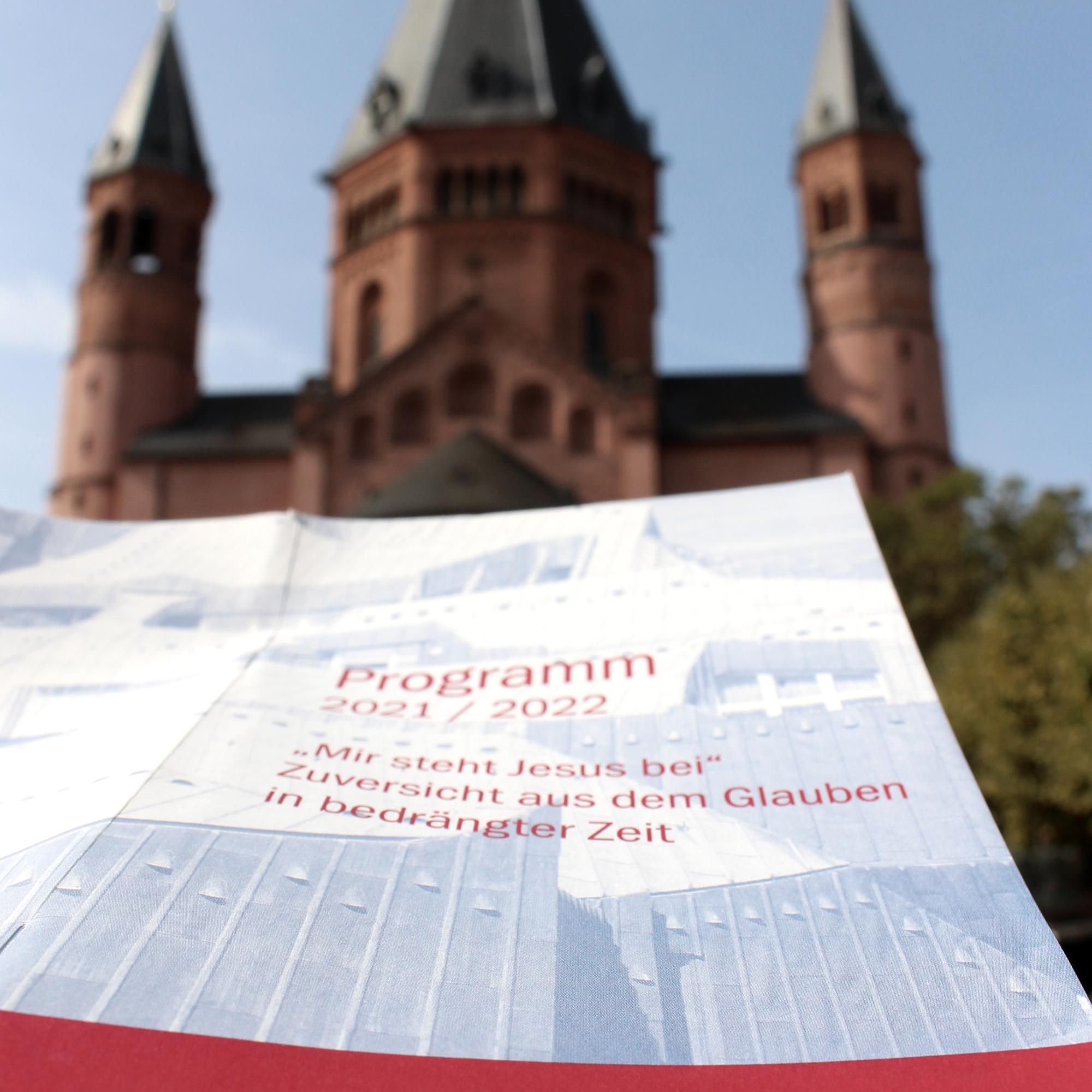 Das Jahresprogramm 2021/2022 der Bistumsakademie Erbacher Hof ist erschienen.