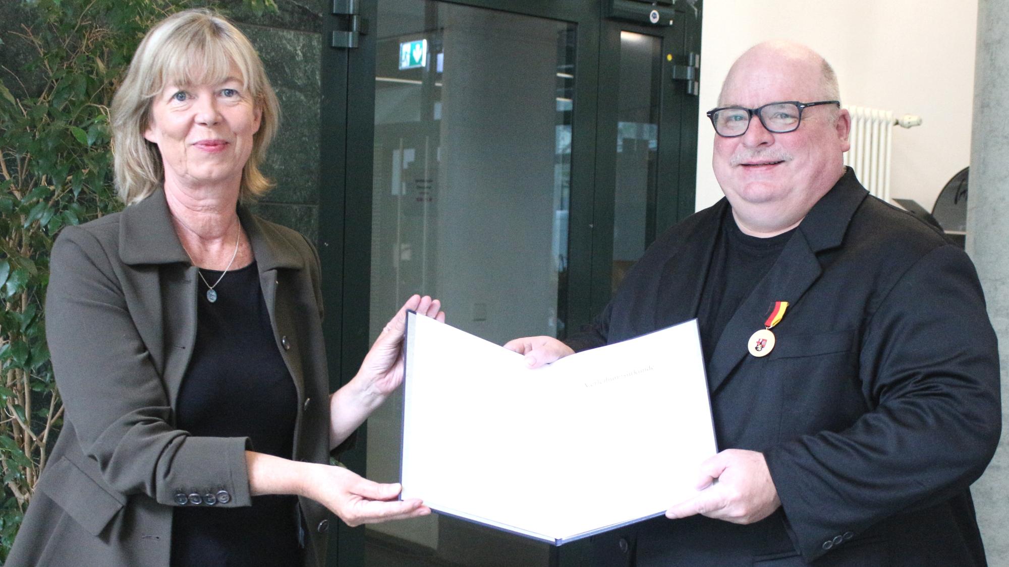 Mainz, 16. September 2021: Doris Ahnen verlieh die Verdienstmedaille des Landes Rheinland-Pfalz an Andreas Schmitt.