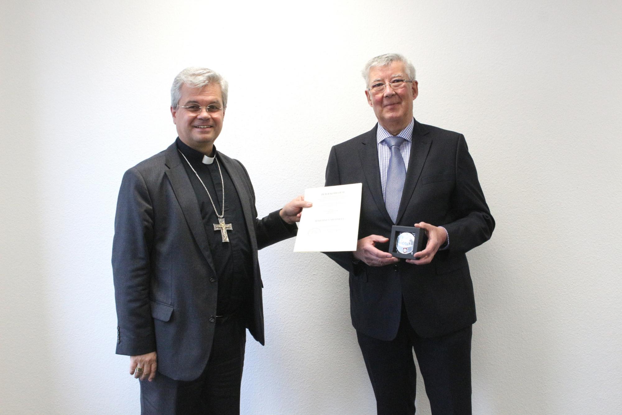 Mainz, 4. November 2021: Weihbischof Bentz würdigte die Verdienste von Franz Jakob Hock (rechts) mit der Martinus-Medaille des Bistums Mainz. (c) Bistum Mainz / Blum