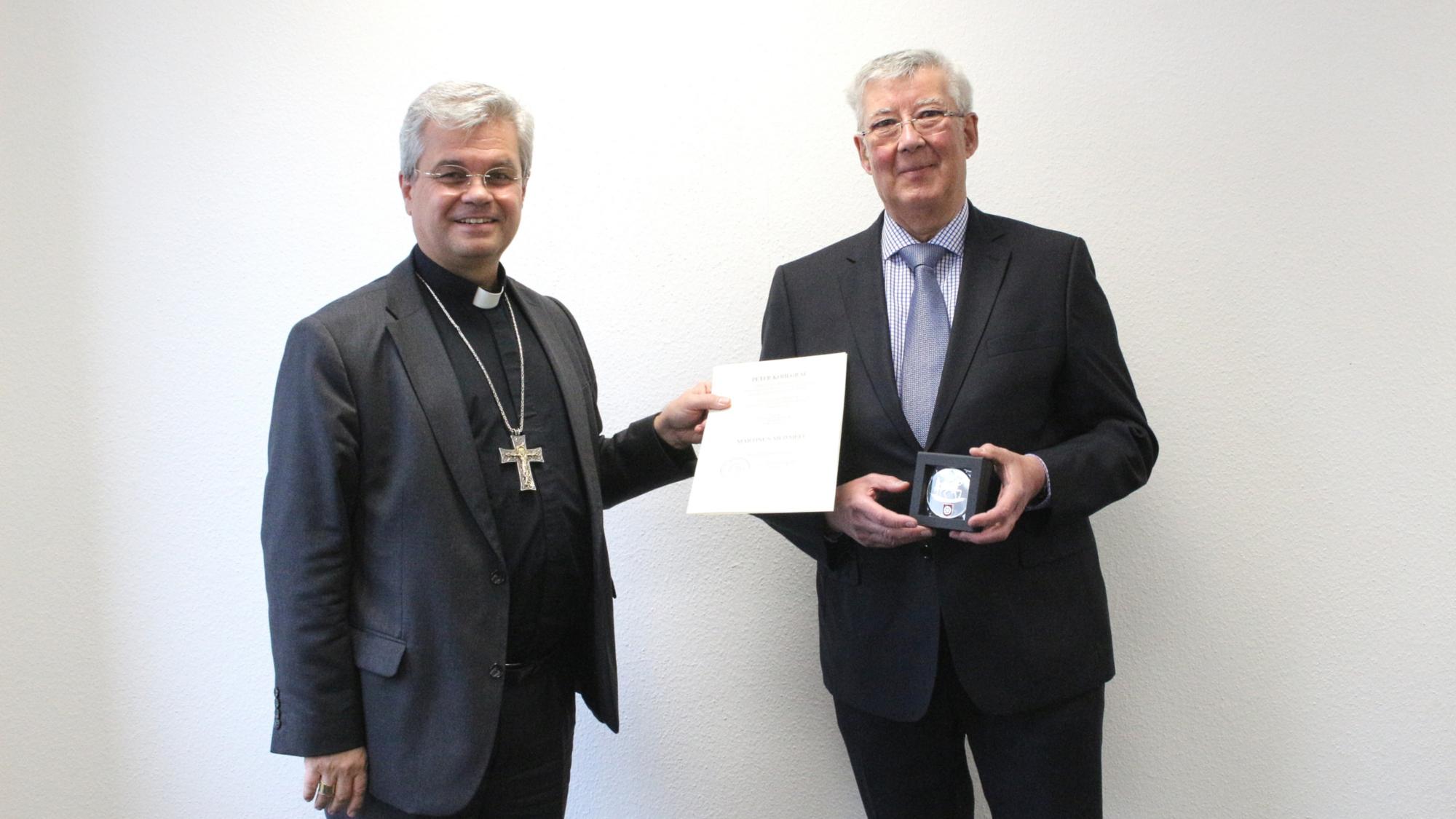 Mainz, 4. November 2021: Weihbischof Bentz würdigte die Verdienste von Franz Jakob Hock (rechts) mit der Martinus-Medaille des Bistums Mainz.