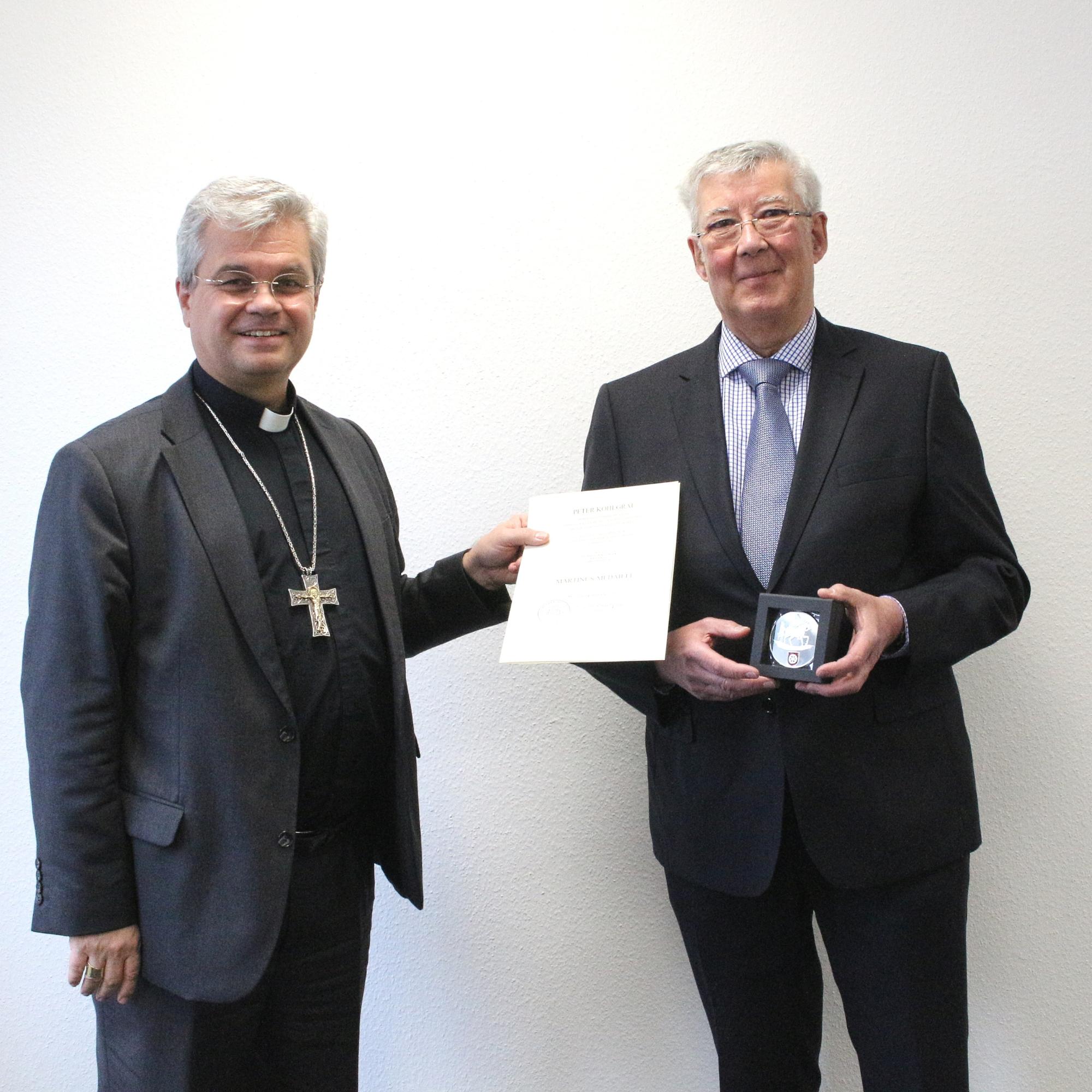 Mainz, 4. November 2021: Weihbischof Bentz würdigte die Verdienste von Franz Jakob Hock (rechts) mit der Martinus-Medaille des Bistums Mainz.