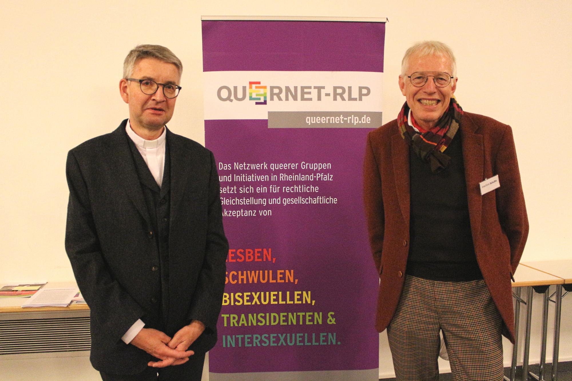 Mainz, 12. November 2021: Bischof Peter Kohlgraf und Joachim Schulte (rechts) von QueerNet Rheinland-Pfalz, dem Mitveranstalter des Fachgesprächs im Haus am Dom. (c) Bistum Mainz / Blum