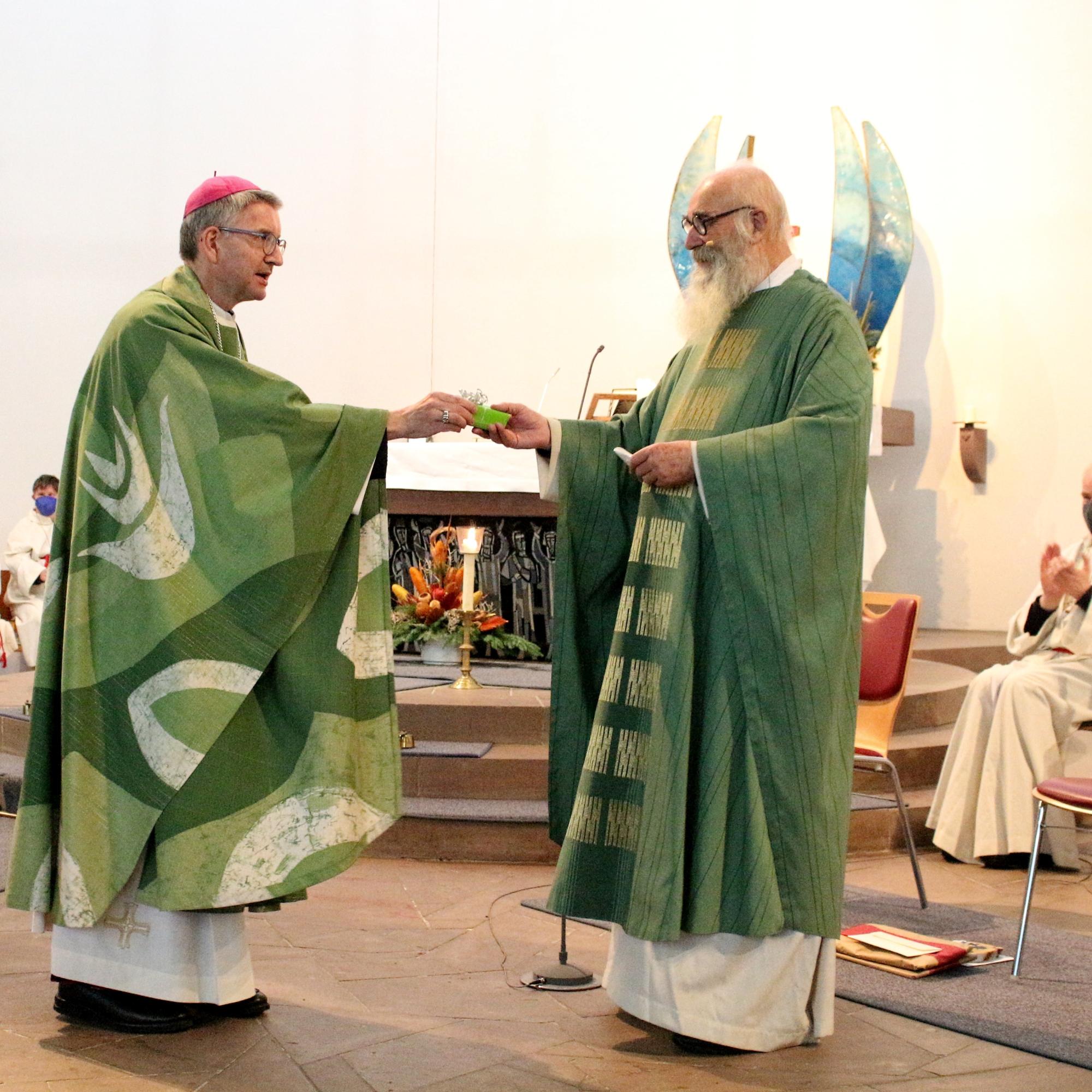Mainz, 14. November 2021: Als Abschiedsgeschenk für Monsignore Bellinger (rechts) hatte Bischof Kohlgraf eine Powerbank mitgebracht.