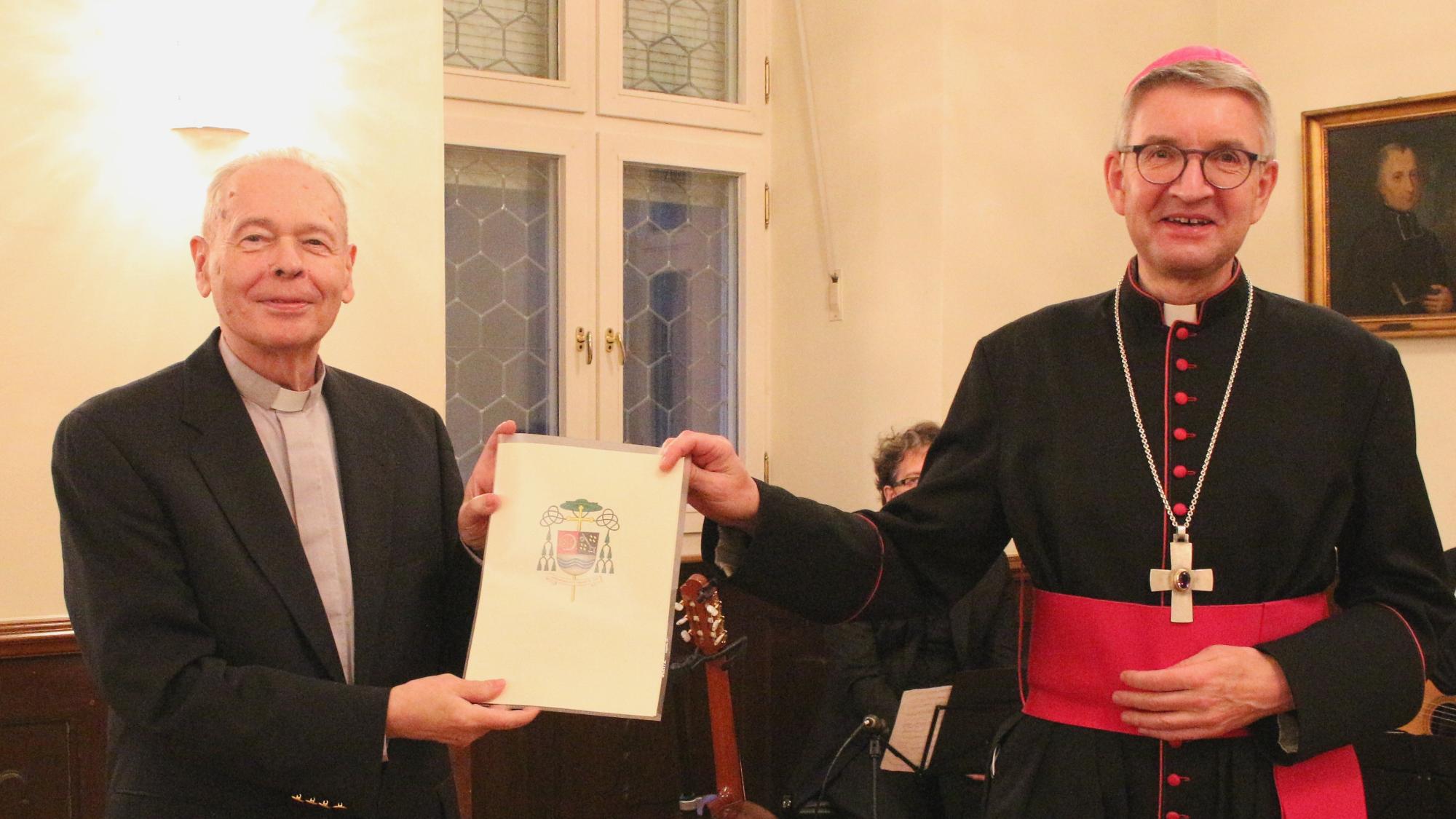 Mainz, 18. November 2021: Bischof Peter Kohlgraf überreichte Helmut Hinkel (links) die Urkunde zur Versetzung in den Ruhestand.