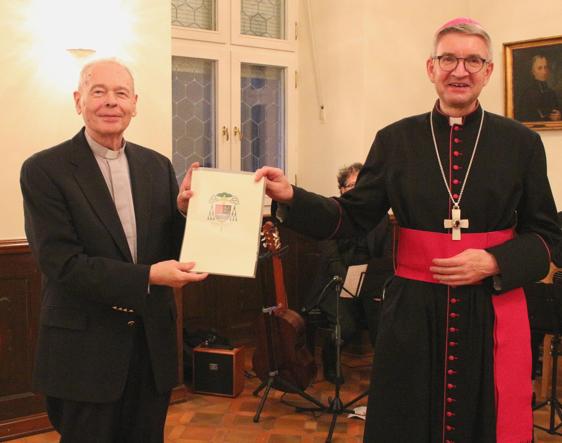 Mainz, 18. November 2021: Bischof Peter Kohlgraf überreichte Helmut Hinkel (links) die Urkunde zur Versetzung in den Ruhestand. (c) Bistum Mainz / Blum