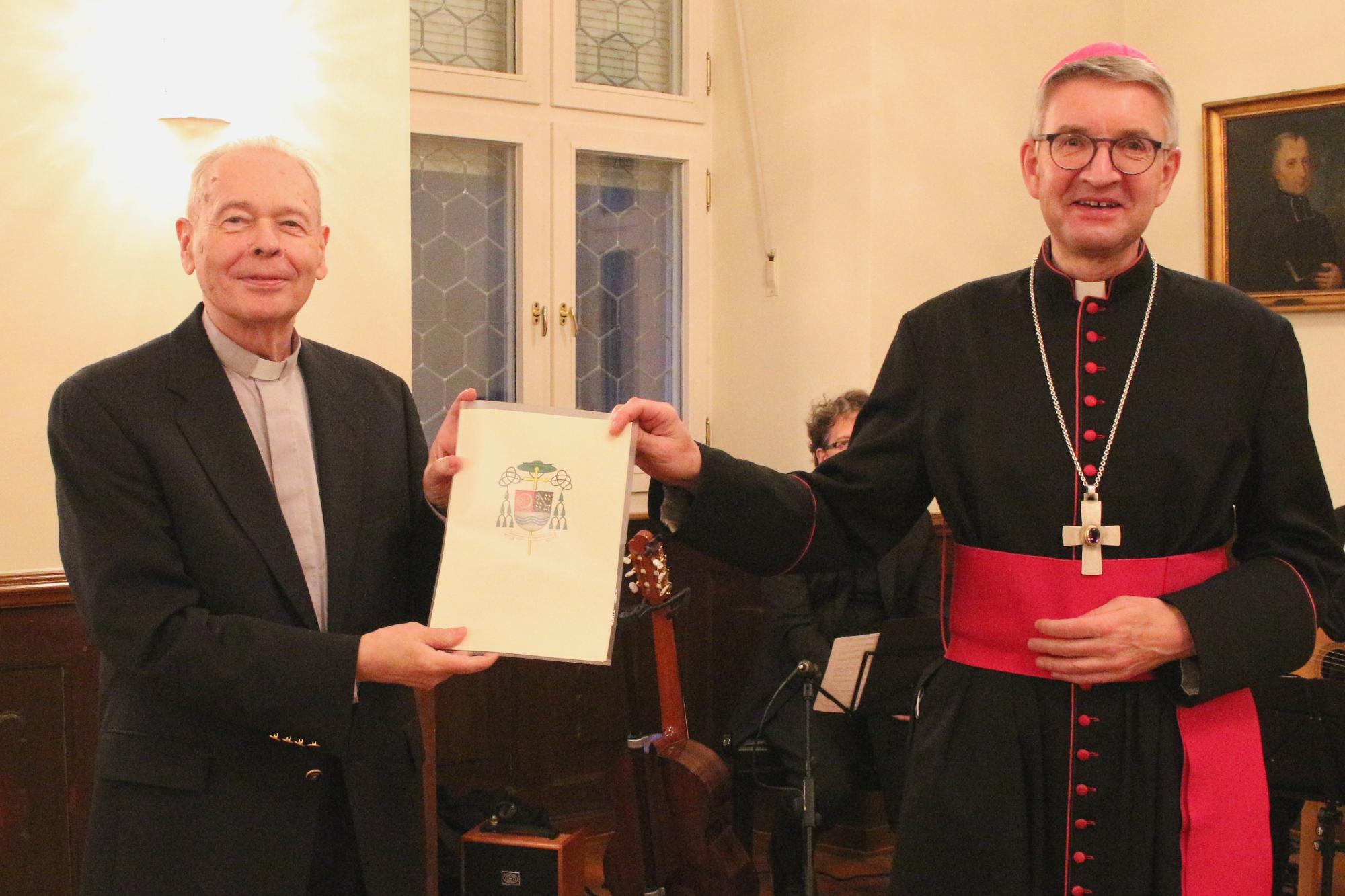Mainz, 18. November 2021: Bischof Peter Kohlgraf überreichte Helmut Hinkel (links) die Urkunde zur Versetzung in den Ruhestand.