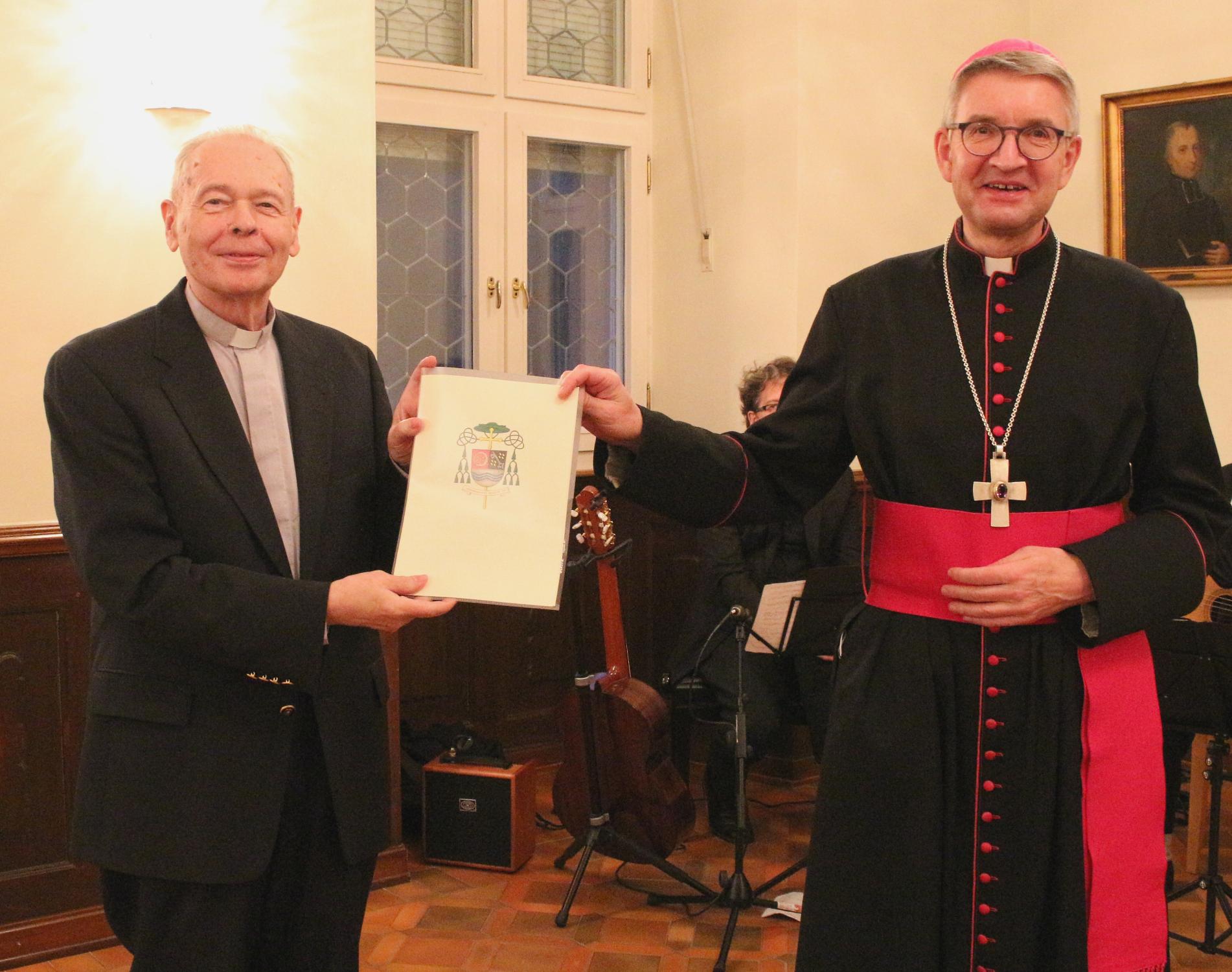 Mainz, 18. November 2021: Bischof Peter Kohlgraf überreichte Helmut Hinkel (links) die Urkunde zur Versetzung in den Ruhestand.