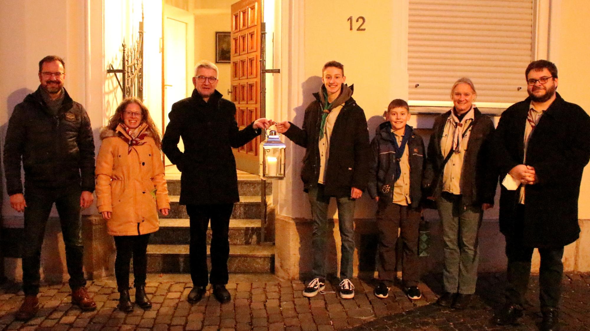 Mainz, 15. Dezember 2021: Übergabe des Friedenslichtes aus Bethlehem an Bischof Peter Kohlgraf.