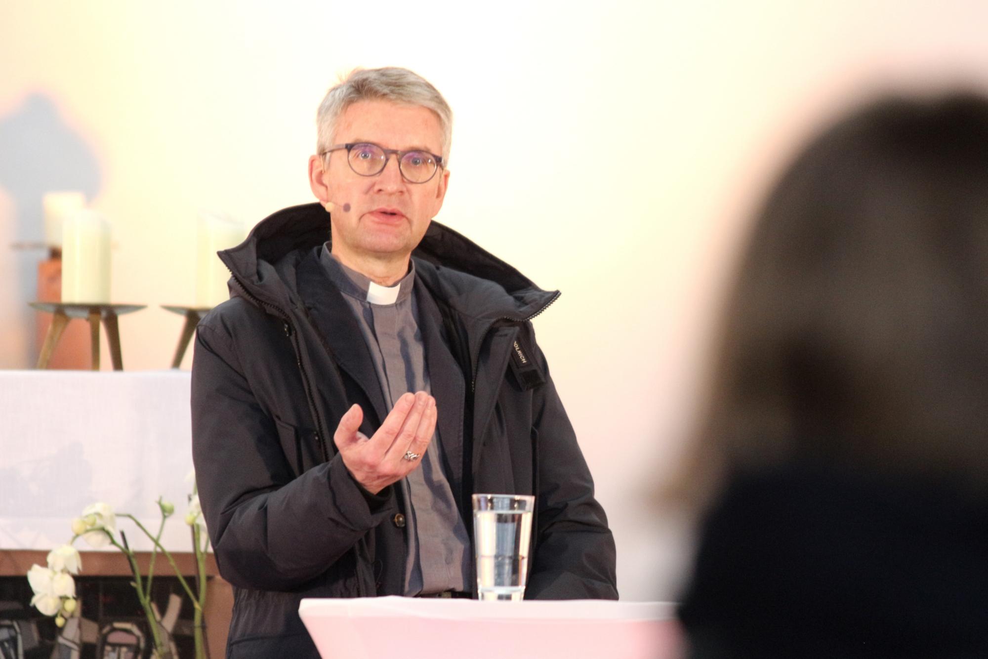 Mainz, 13. Februar 2022: Über drei Stunden diskutierte der Mainzer Bischof Peter Kohlgraf bei der zweiten Mainzer Jugendsynode mit den Teilnehmenden. (c) Bistum Mainz / Blum