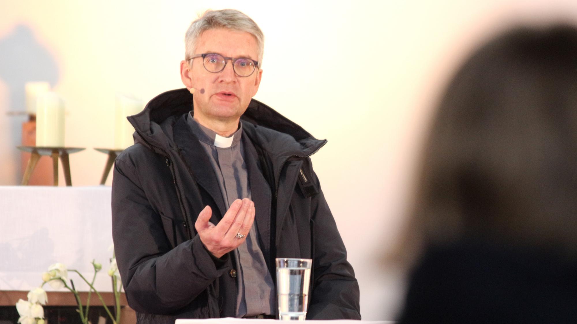Mainz, 13. Februar 2022: Über drei Stunden diskutierte der Mainzer Bischof Peter Kohlgraf bei der zweiten Mainzer Jugendsynode mit den Teilnehmenden.