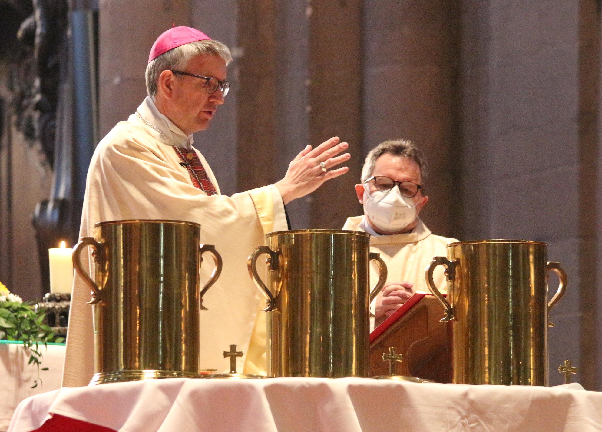 Mainz, 11. April 2022: Weihe der Heiligen Öle durch Bischof Peter Kohlgraf in der Missa Chrismatis; (rechts) Domdekan Henning Priesel.