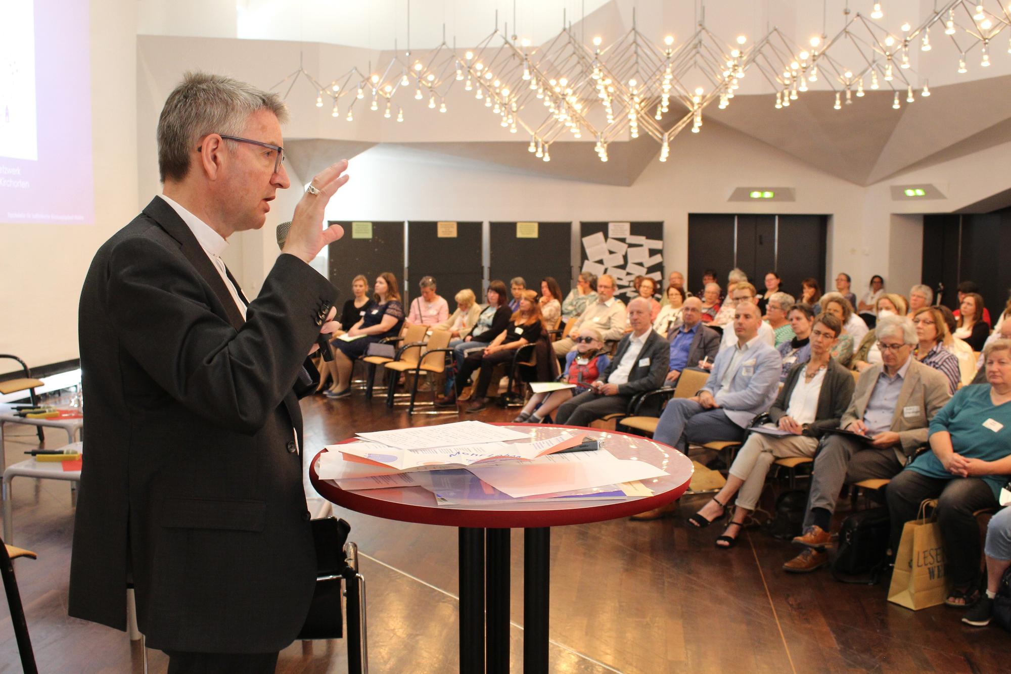 Mainz, 14. Mai 2022: Zum Diözesantag der Büchereiarbeit mit Bischof Peter Kohlgraf waren rund 150 Teilnehmerinnen und Teilnehmer gekommen. (c) Bistum Mainz / Blum