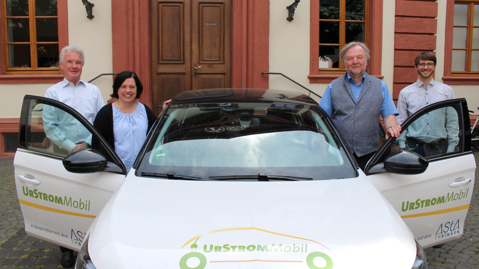 Mainz, 2. Juni 2022: Ausweitung der E-Mobilität im Bistum Mainz mit Carsharing-Anbieter UrStorm (v.l.n.r.): Gerhard Breuel, Stephanie Rieth, Marcus Grünewald und Philipp Veit.