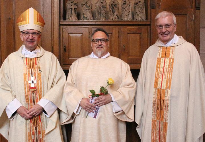 Mainz, 4. Juni 2022: Bischof Peter Kohlgraf weihte Thomas Ferdinand (Mitte) zum Ständigen Diakon, rechts der Bischöfliche Beauftragte, Pfarrer Markus Warsberg.