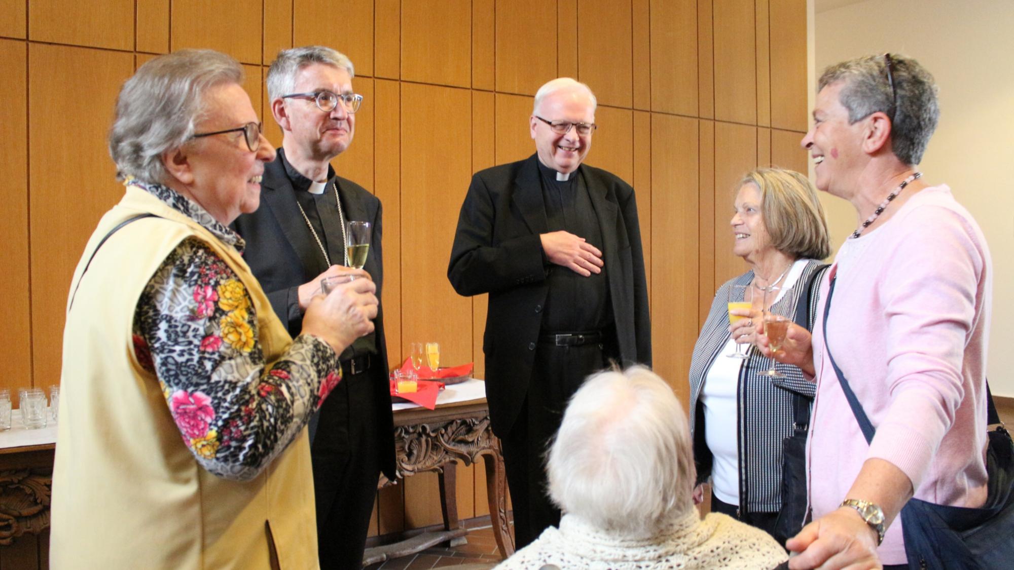 Mainz, 8. Juni 2022: Bischof Peter Kohlgraf (2.v.l.) im Gespräch beim Jubiläum 