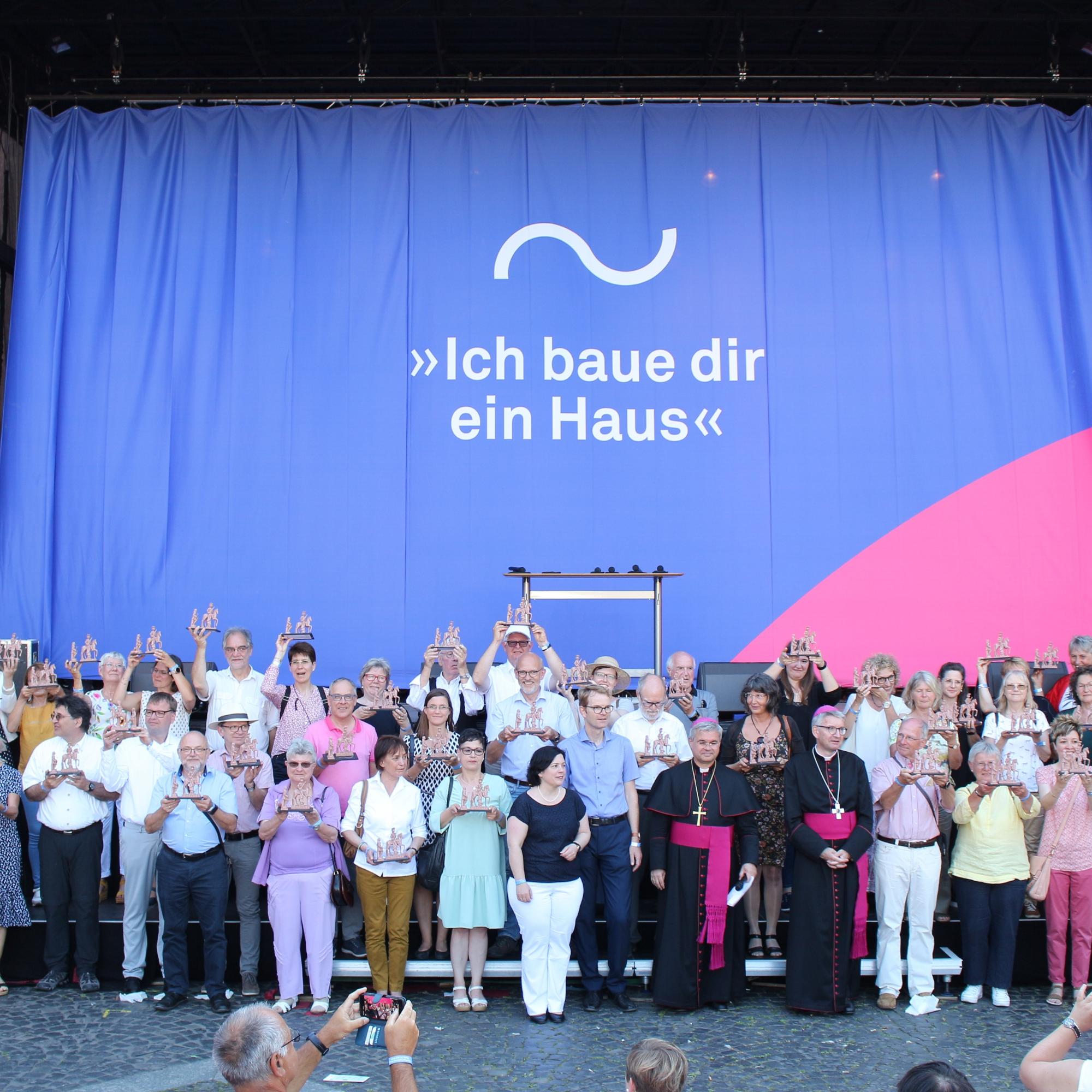 Mainz, 12. Juni 2022: Abschlussbild beim Richtfest: Am Ende des Festes auf dem Liebfrauenplatz erhielten Vertreterinnen und Vertreter der 46 neuen Pastoralräume im Bistum Mainz eine Martinsfigur.