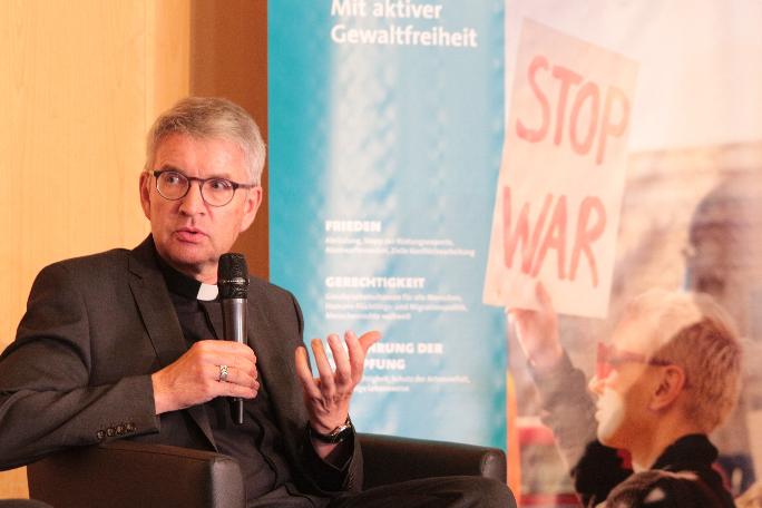 Bischof Peter Kohlgraf bei einer Friedensdiskussion im vergangenen Jahr.