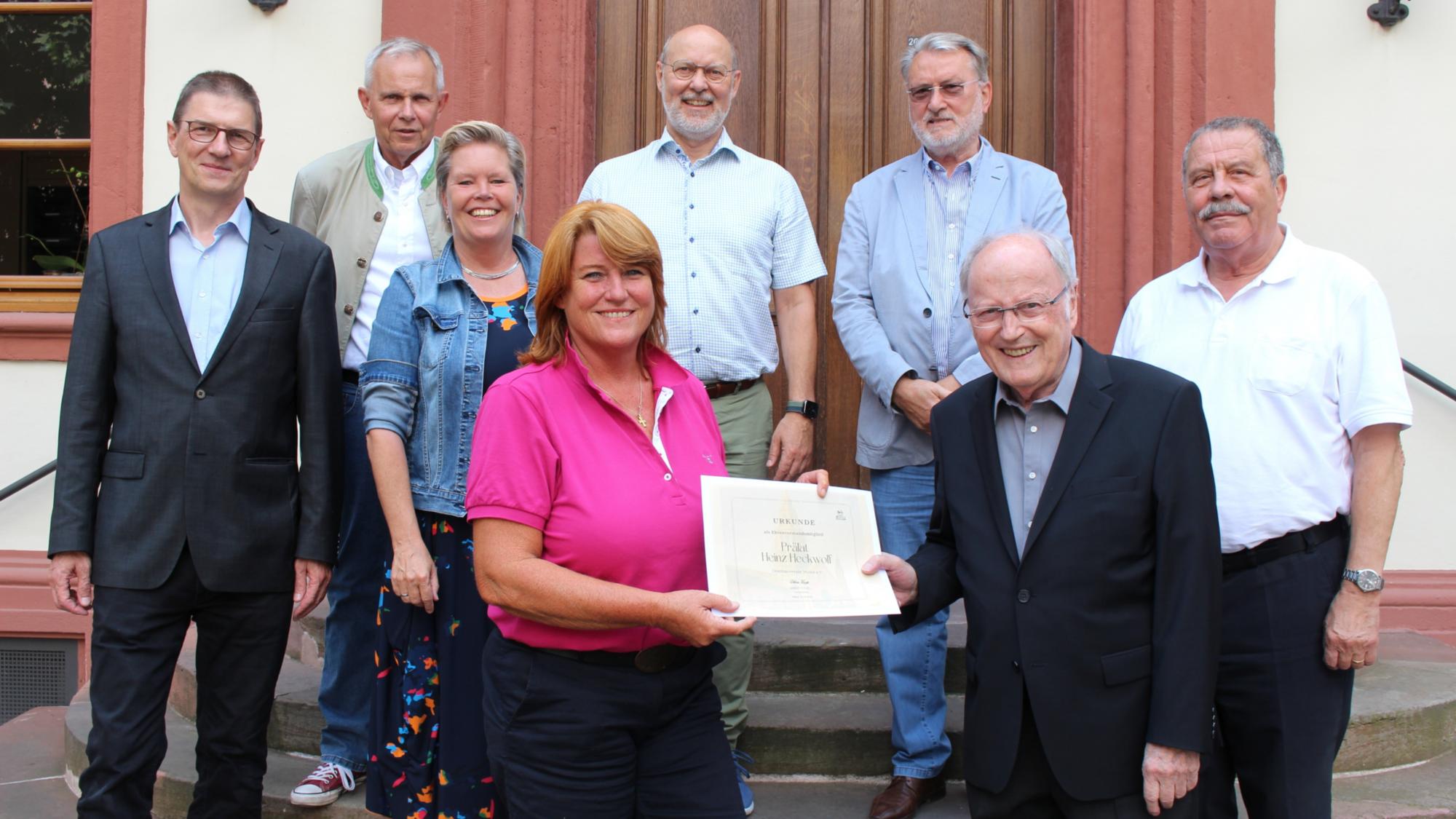 Mainz, 14. Juli 2022: Vor der konstituierenden Vorstandssitzung überreichte Sabine Flegel die Urkunde für das erste Ehrenvorstandsmitglied an den früheren Domdekan Heinz Heckwolf.