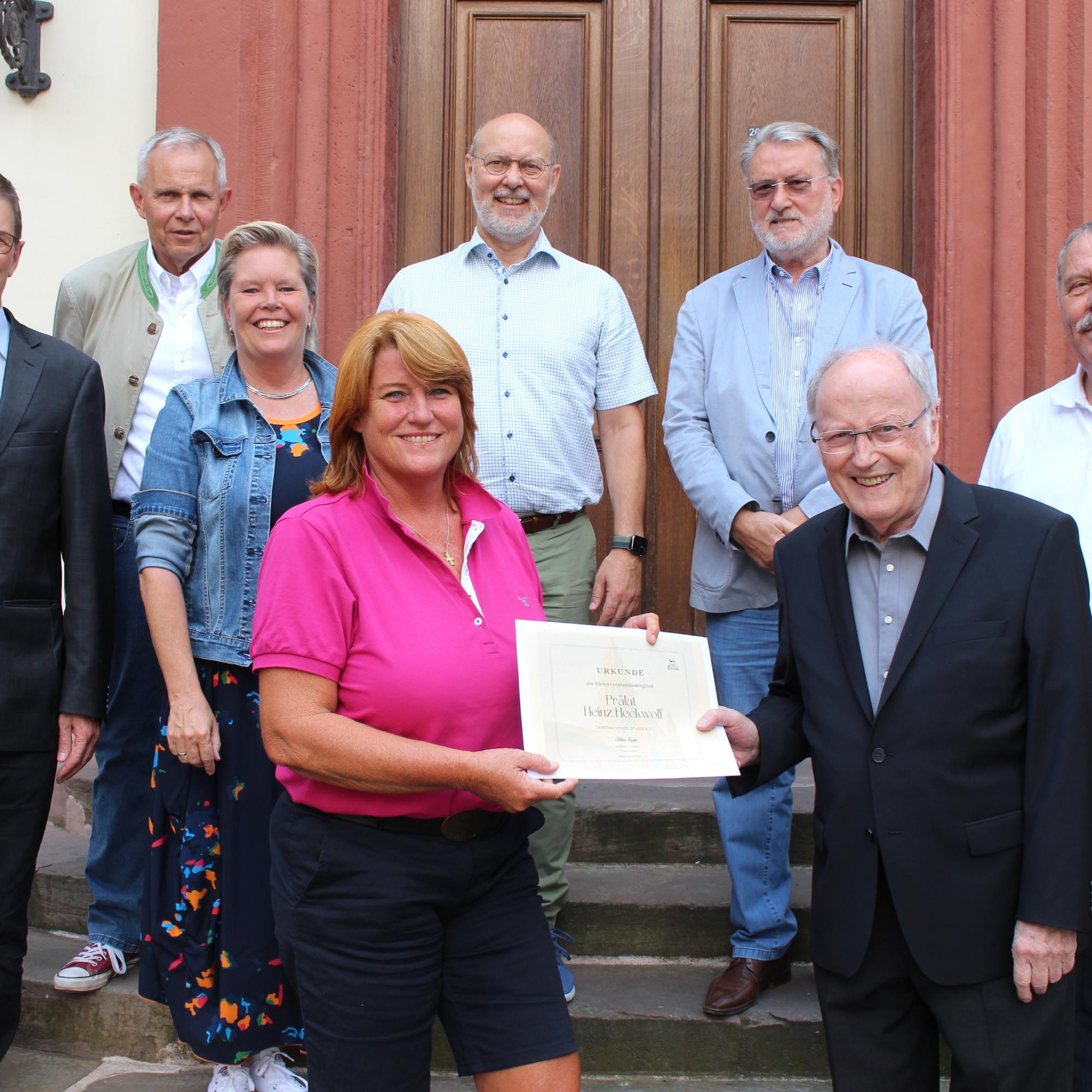 Mainz, 14. Juli 2022: Vor der konstituierenden Vorstandssitzung überreichte Sabine Flegel die Urkunde für das erste Ehrenvorstandsmitglied an den früheren Domdekan Heinz Heckwolf.