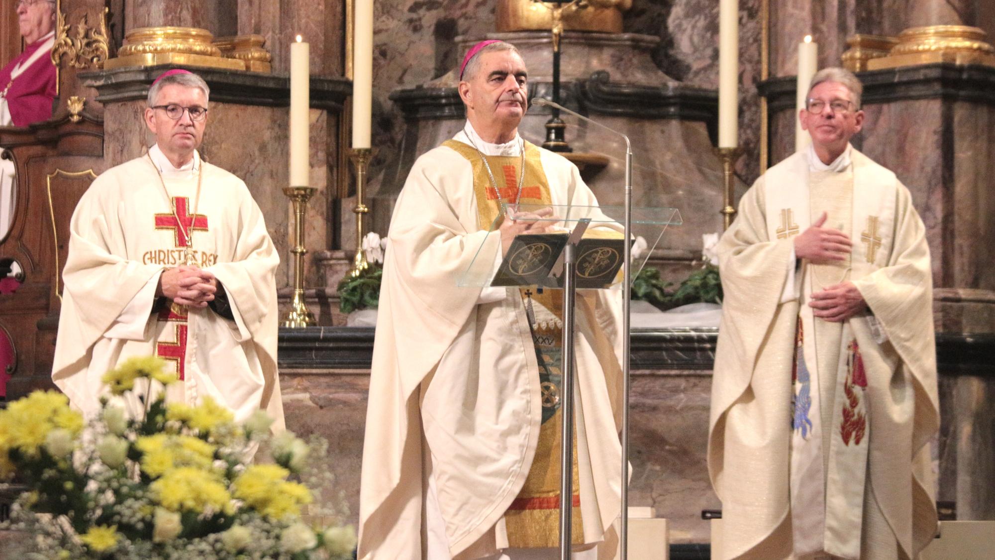 Worms, 25. September 2022: Nuntius Nikola Eterović würdigte beim Festgottesdienst das Wormser Konkordat; daneben Propst Tobias Schäfer (rechts) und Bischof Peter Kohlgraf.