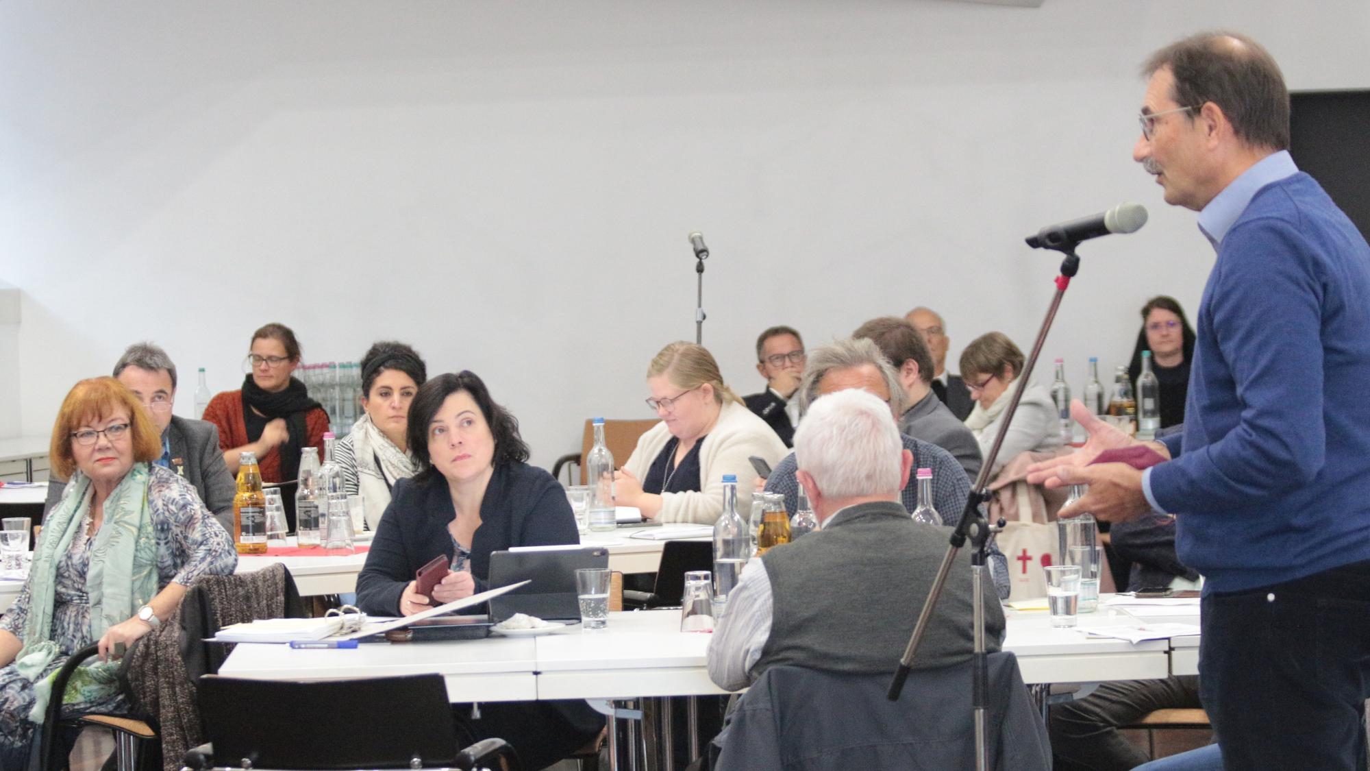 Mainz, 8. Oktober 2022: Diskussion und Austausch bei der Diözesanversammlung im Erbacher Hof.