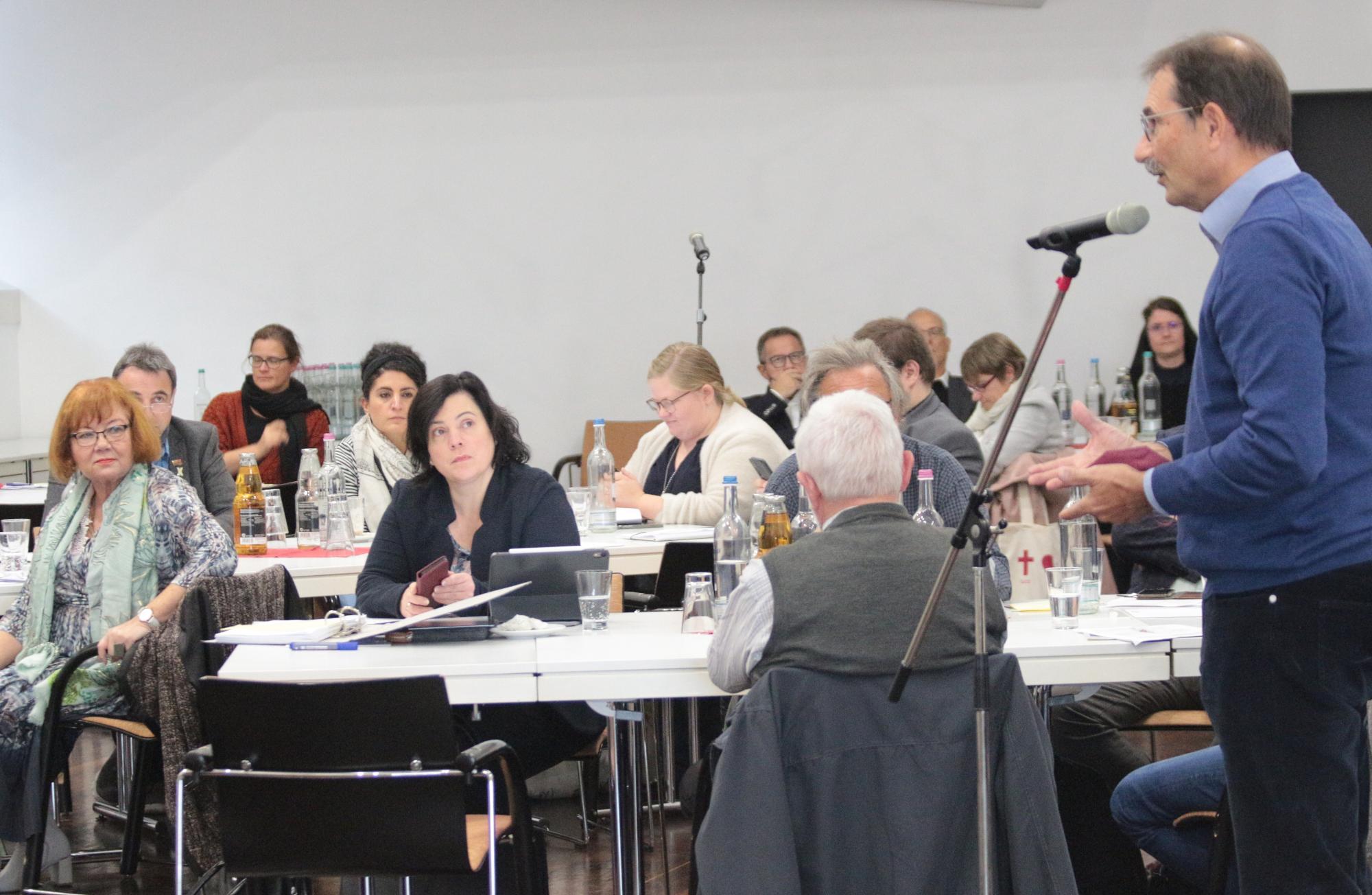 Mainz, 8. Oktober 2022: Diskussion und Austausch bei der Diözesanversammlung im Erbacher Hof. (c) Bistum Mainz / Blum