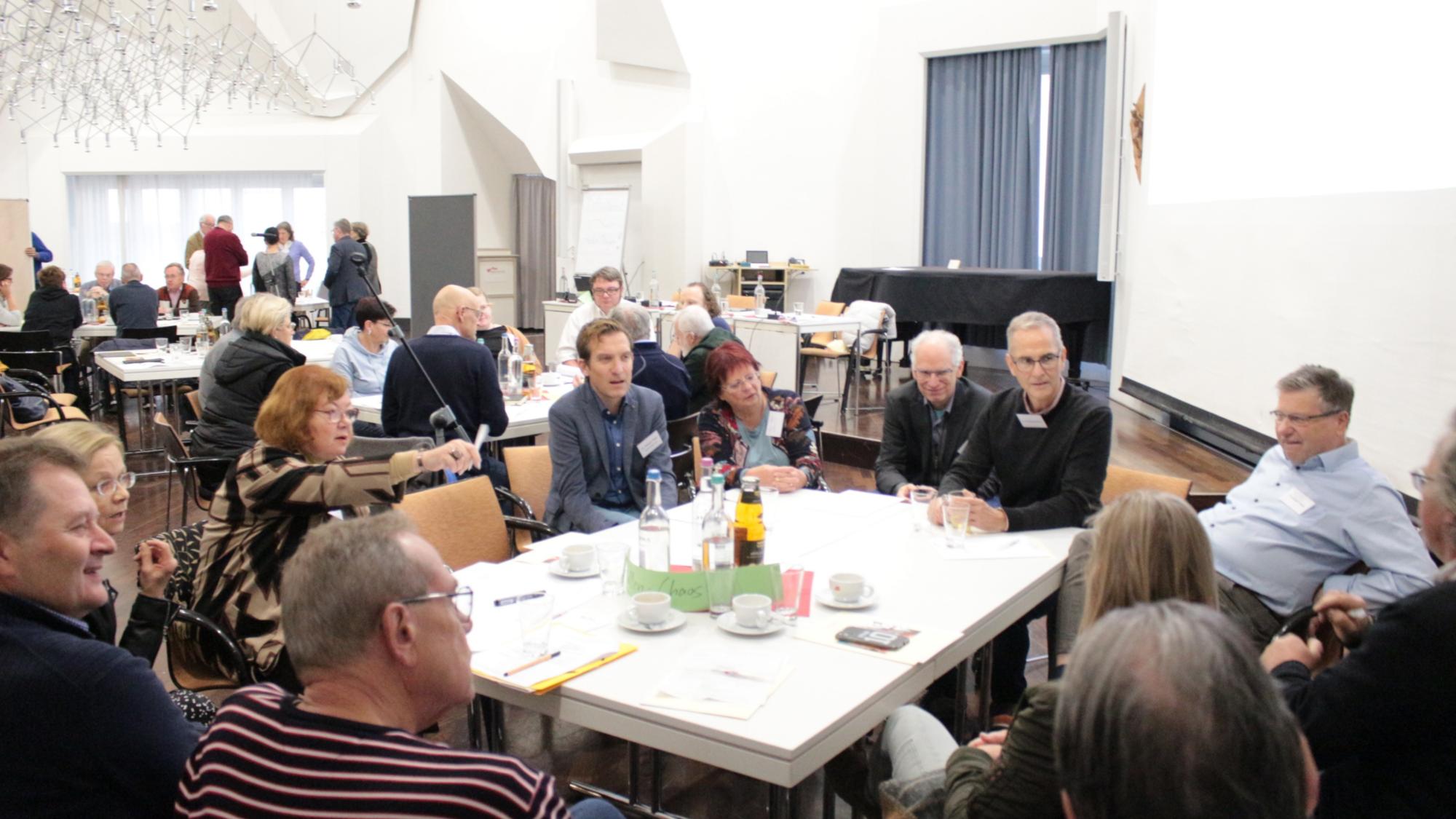 Mainz, 12. November 2022: Intensiver Austausch beim Katholikenrat zum Thema Überforderung im Rahmen des Pastoralen Weges.