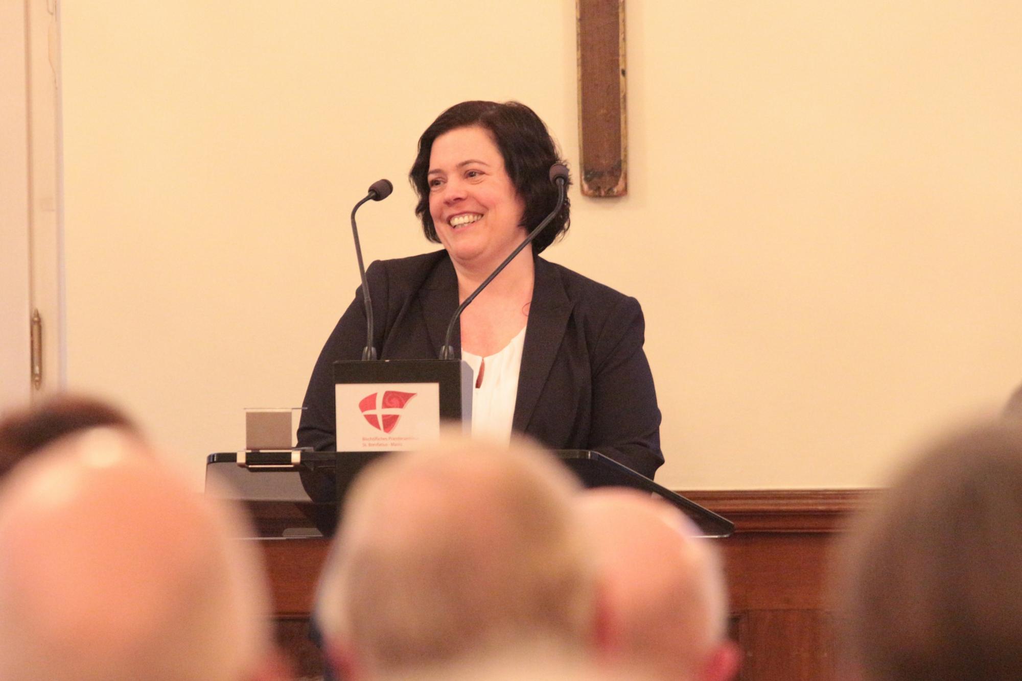 Mainz, 14. April 2023: Stephanie Rieth würdigte das Engagement der Gesellschaft für mittelrheinische Kirchengeschichte.